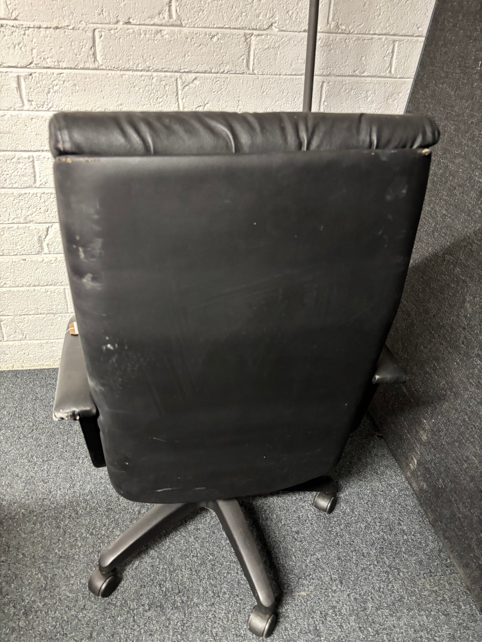Black PU leatherette swivel chair with fixed arms  1225