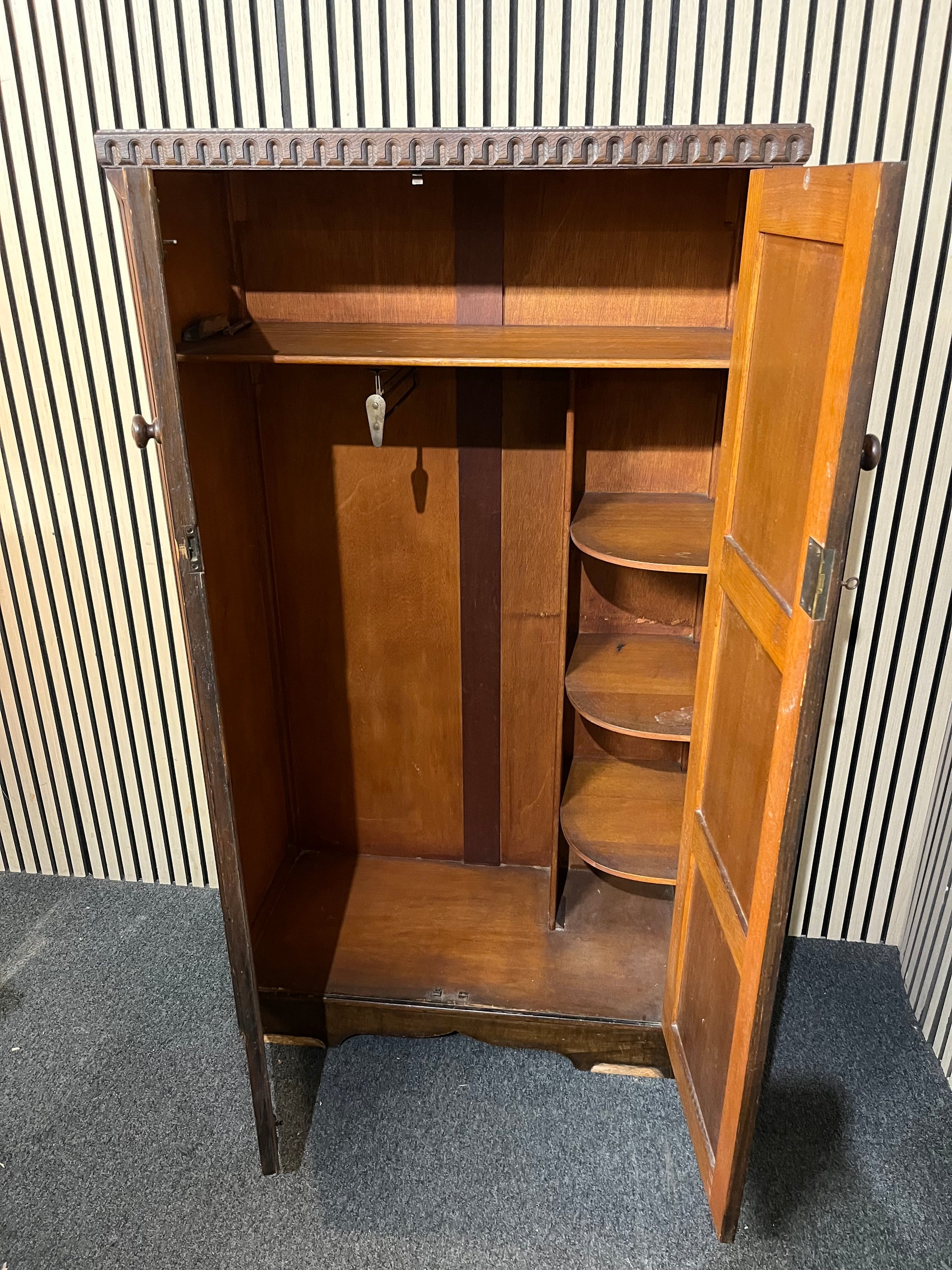 English oak stained ornate 2 door gentlemans wardrobe (H 151 x W 86 x D 41 cm) 3126