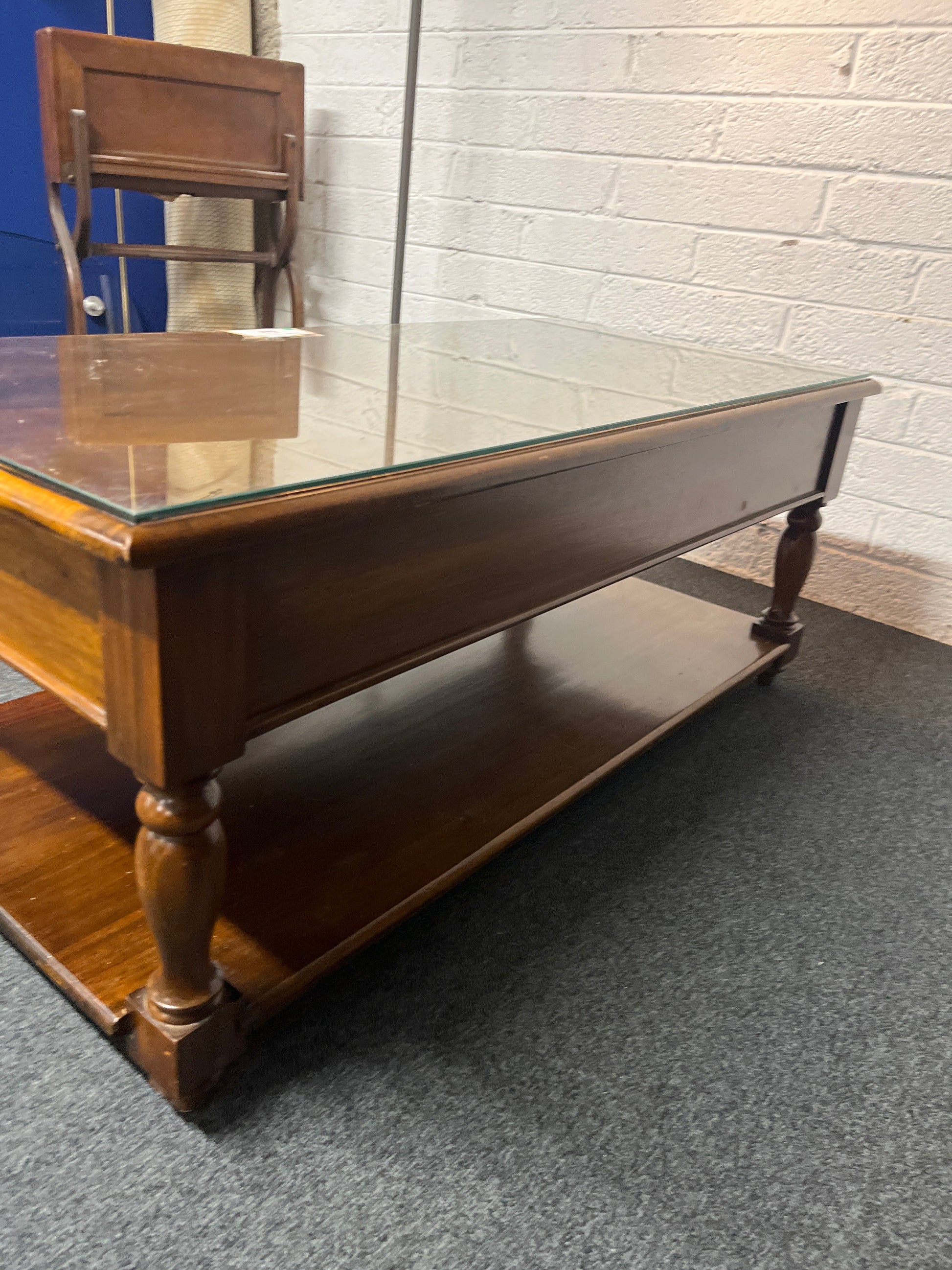 Large rectangular solid mahogany coffee table with drawers and protective glass top (H 53 x W 131 x D 62 cm) 2225