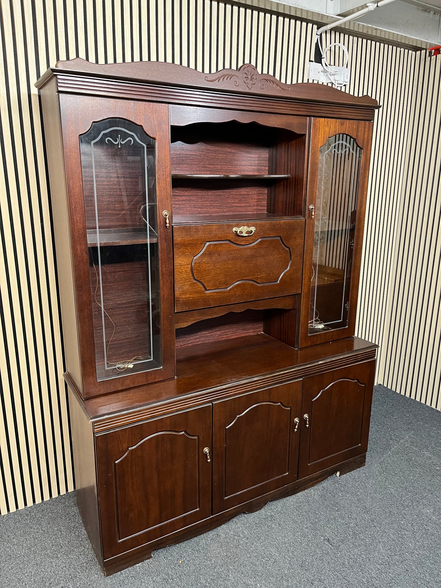 Large Rossmore mahogany display unit (H 194 x W 156 x D 48 cm) 1425