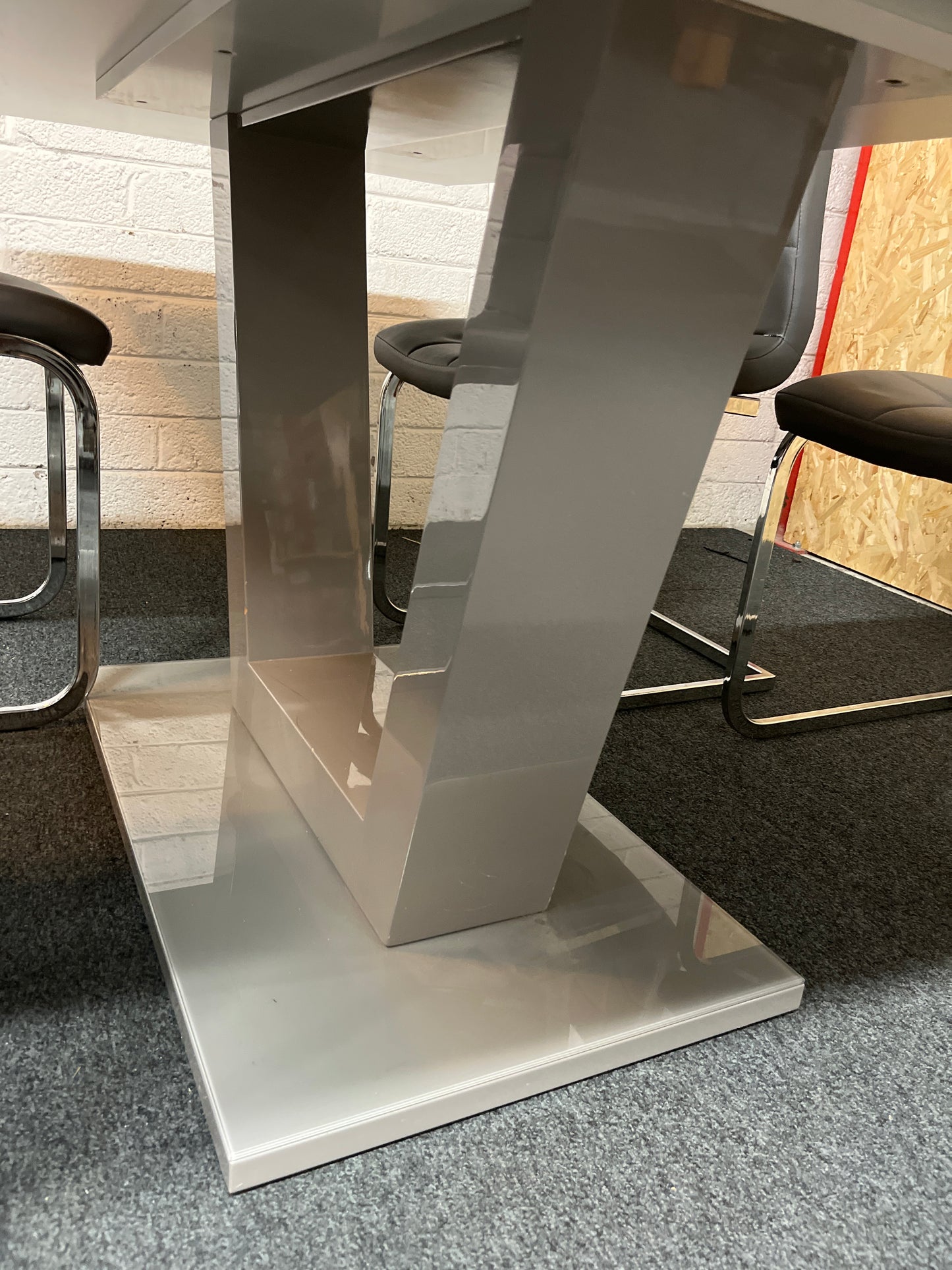 Grey glass top rectangular dining table (W 160 x D 90 cm) and 4 grey leatherette metal framed dining chair 1325