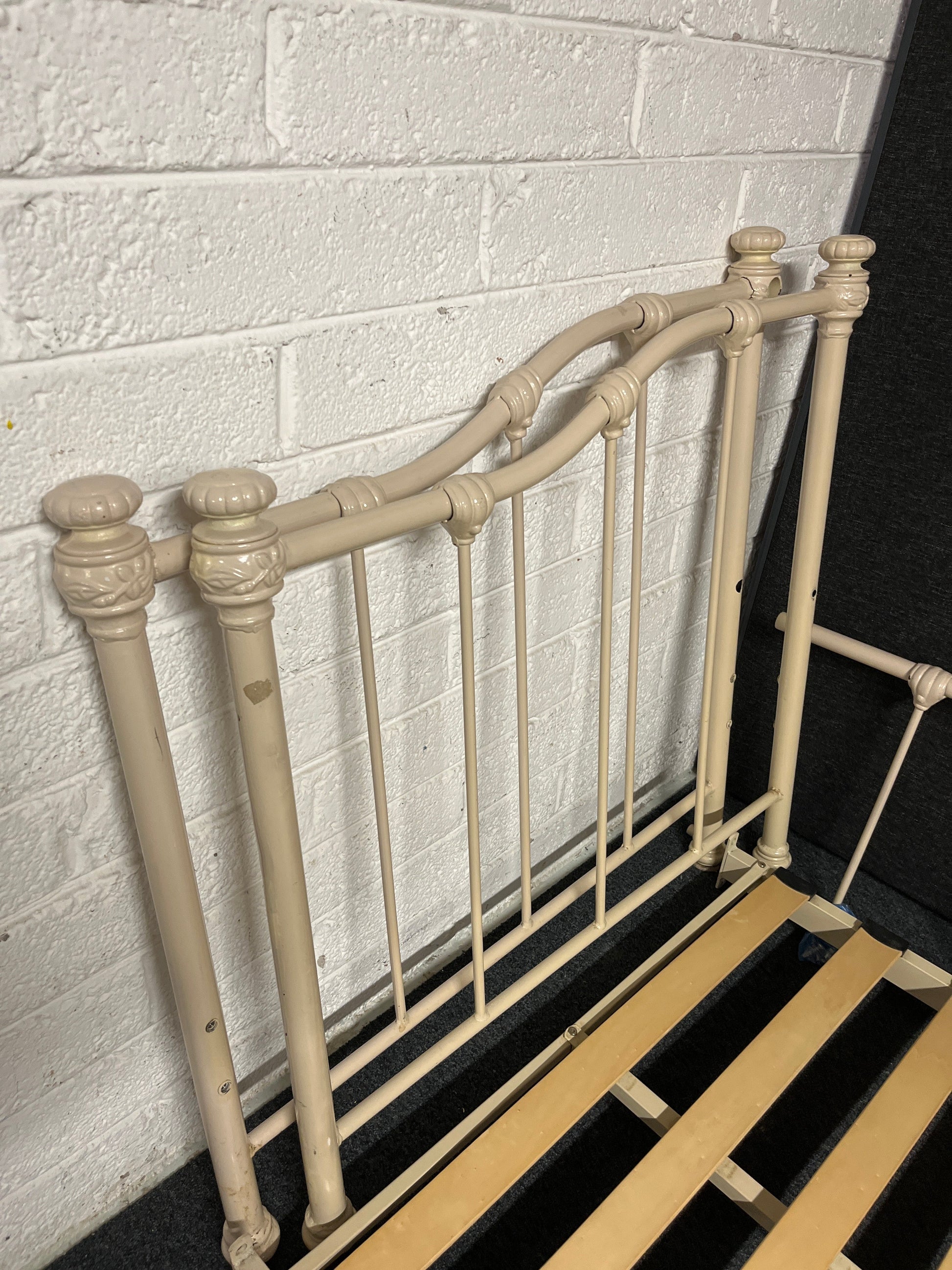 3ft Cream ornate metal day bed%A0 1225