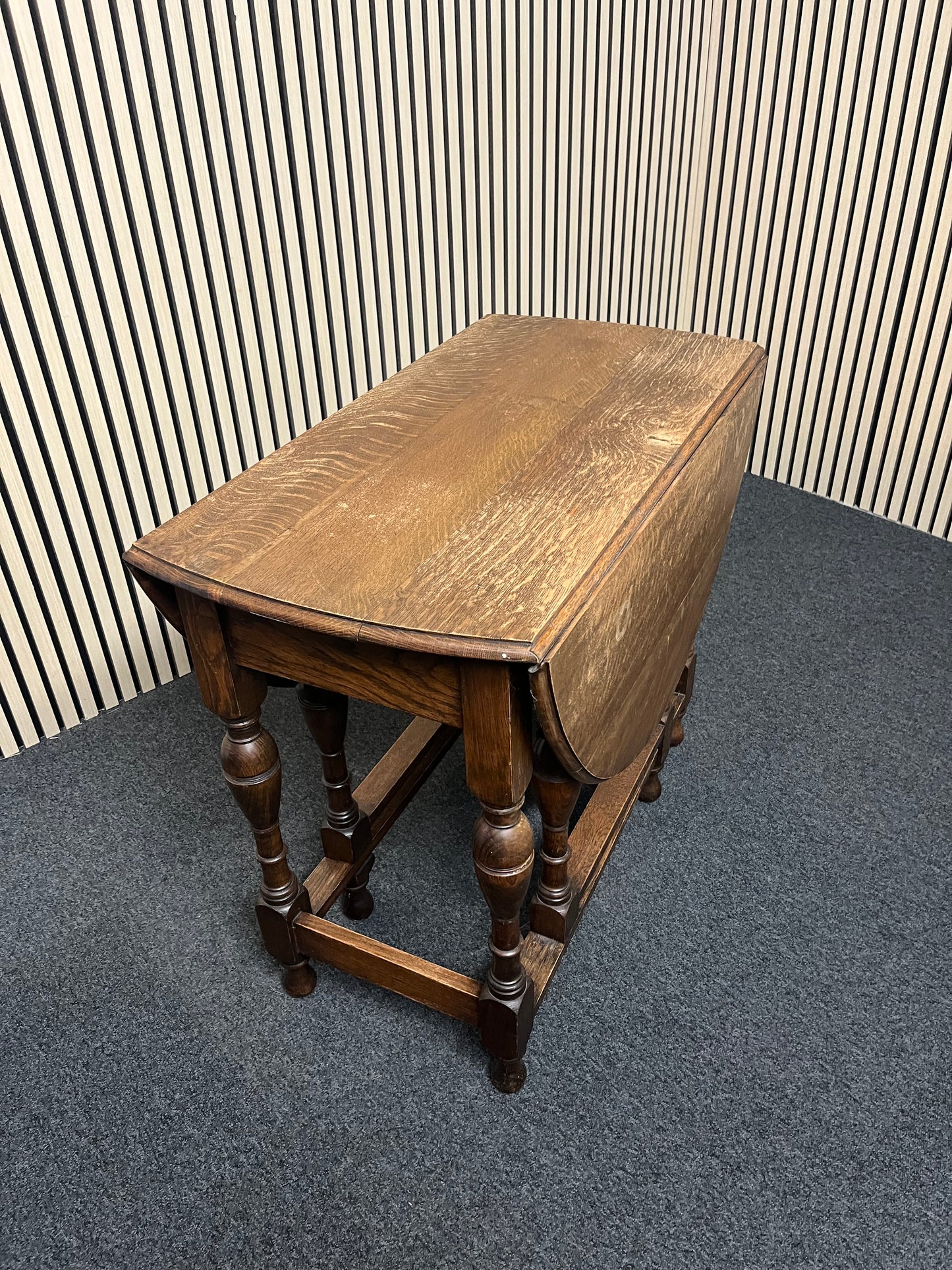 English oak ornate drop leaf dining table, barley twist legs (H 75 x W 120 x D 85 cm) 2325