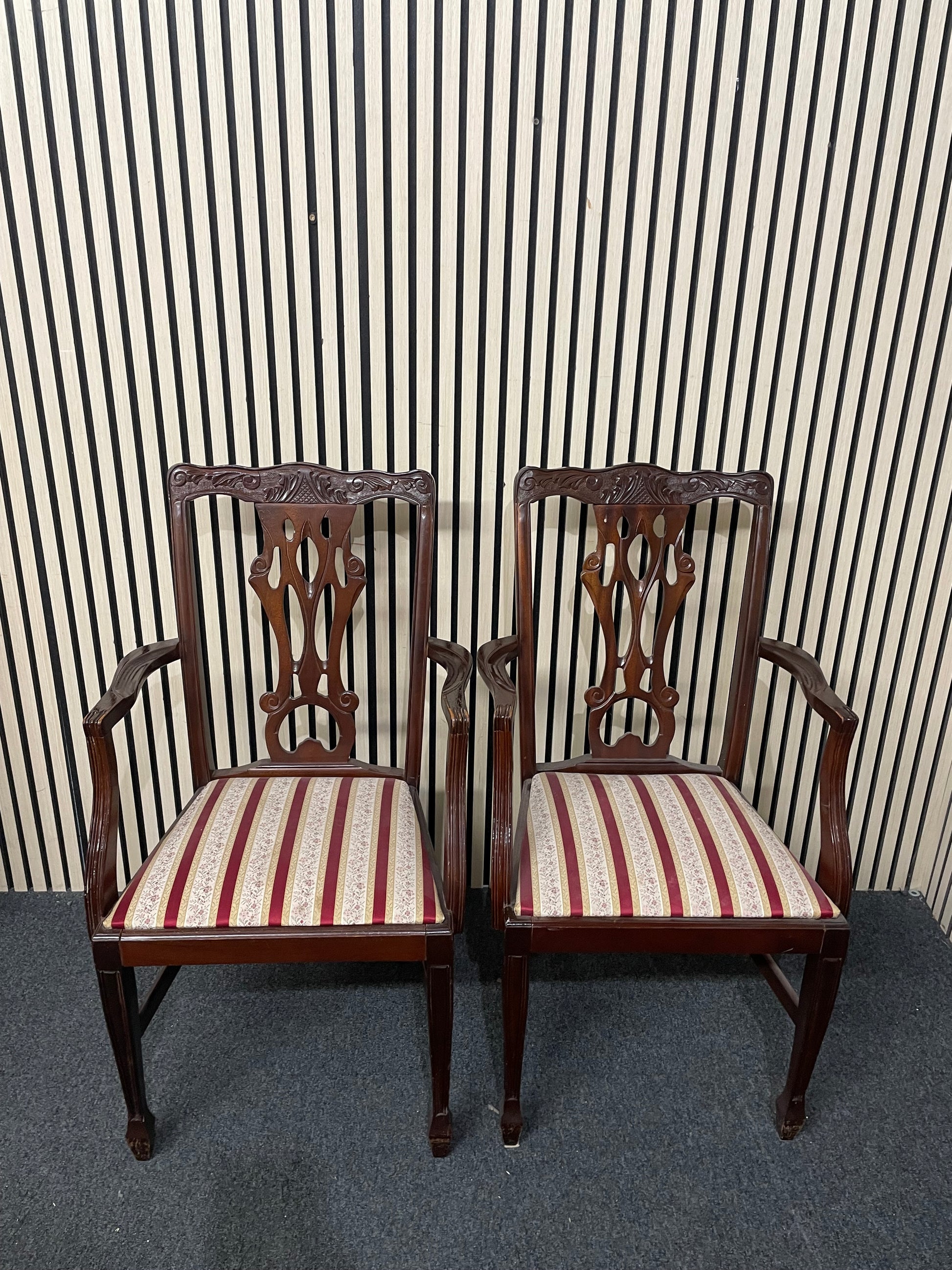 Rossmore Mahogany carver chair with red and white pattern fabric seat (Set of 2) 1226