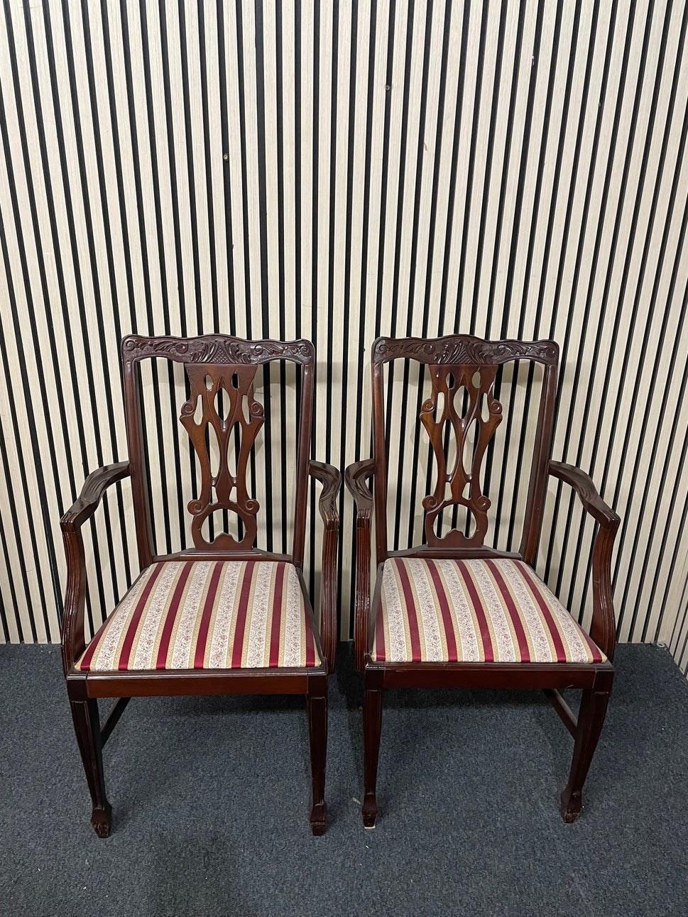 Rossmore Mahogany carver chair with red and white pattern fabric seat (Set of 2) 1226