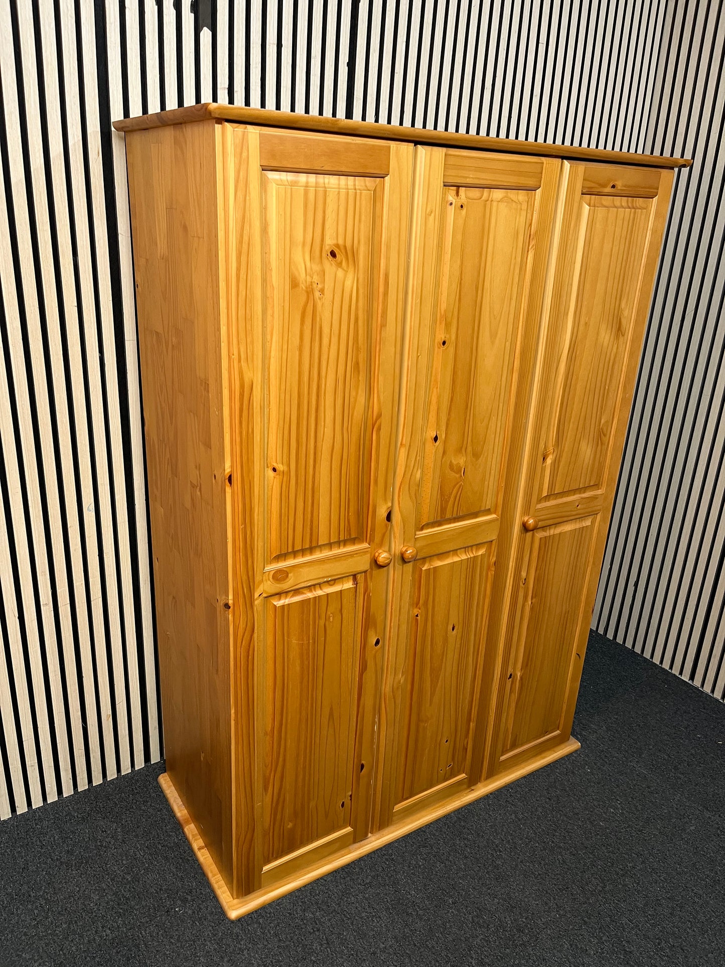 Pine three door wardrobe (H 180 x W 129 x D 51 cm) 3126