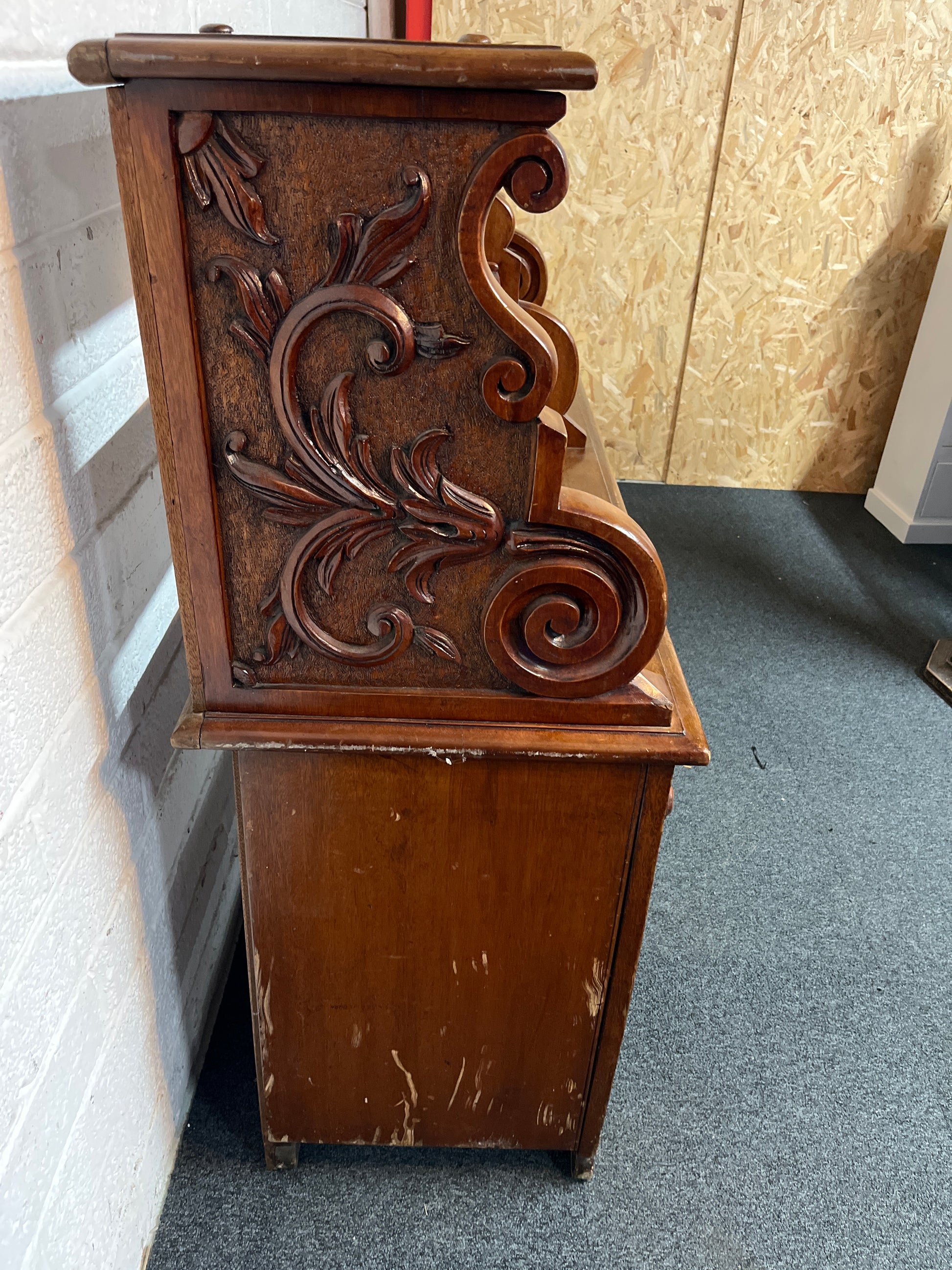 Tall open fronted mahogany bookcase (H 120 x W 153 x D 47 cm) 1325