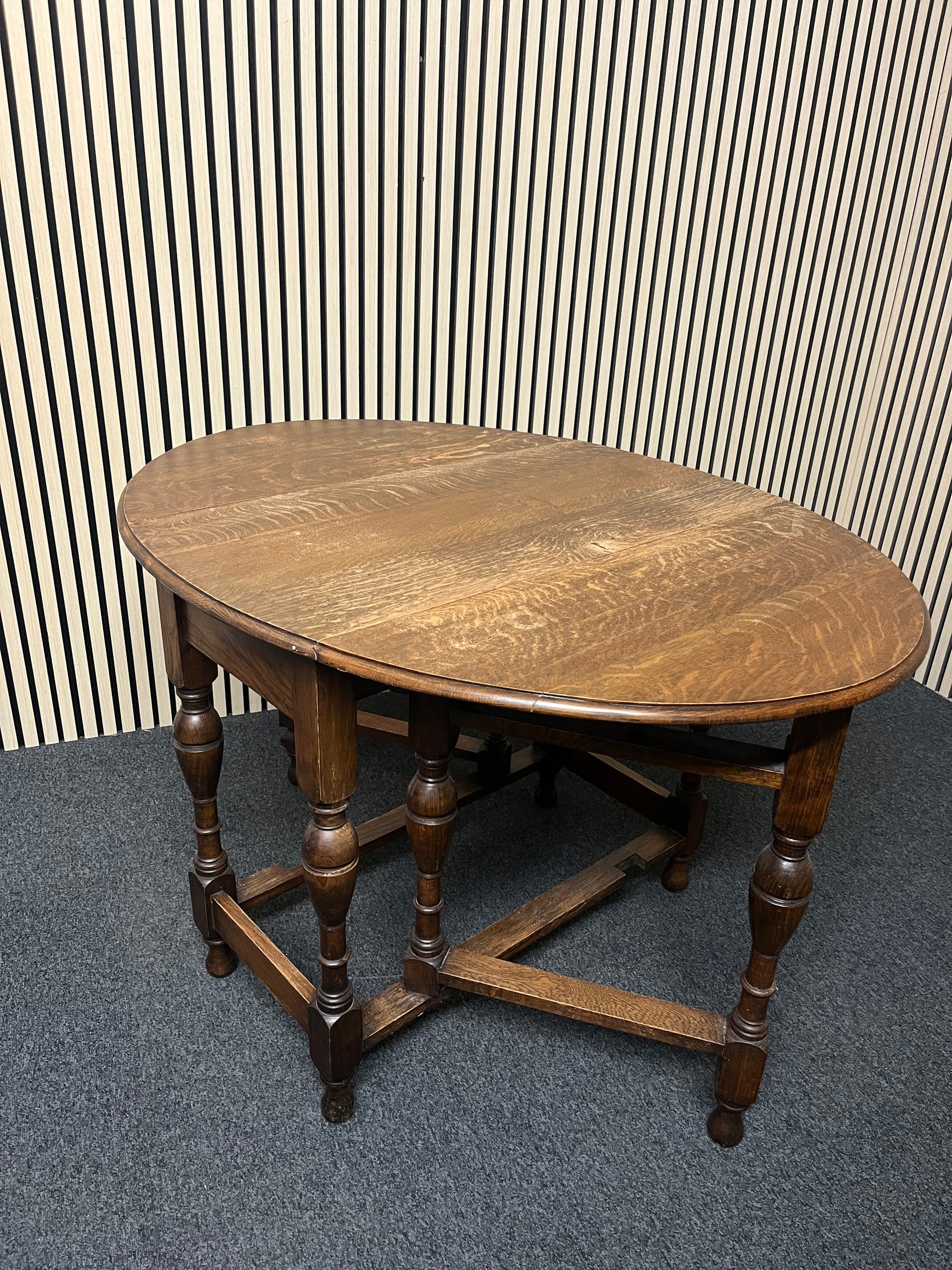 English oak ornate drop leaf dining table, barley twist legs (H 75 x W 120 x D 85 cm) 2325