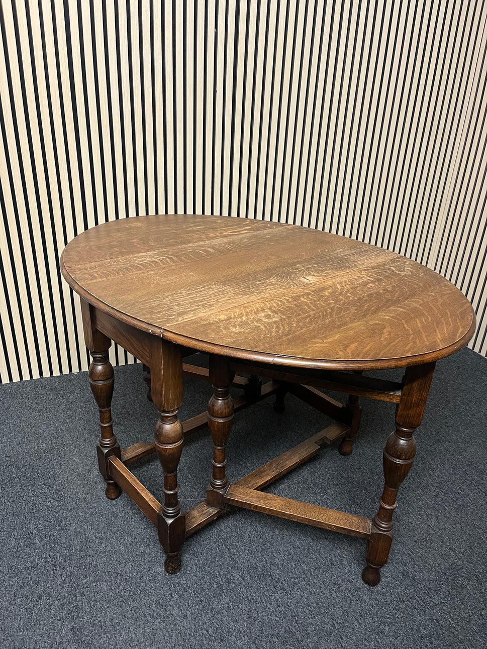 English oak ornate drop leaf dining table, barley twist legs (H 75 x W 120 x D 85 cm) 2325
