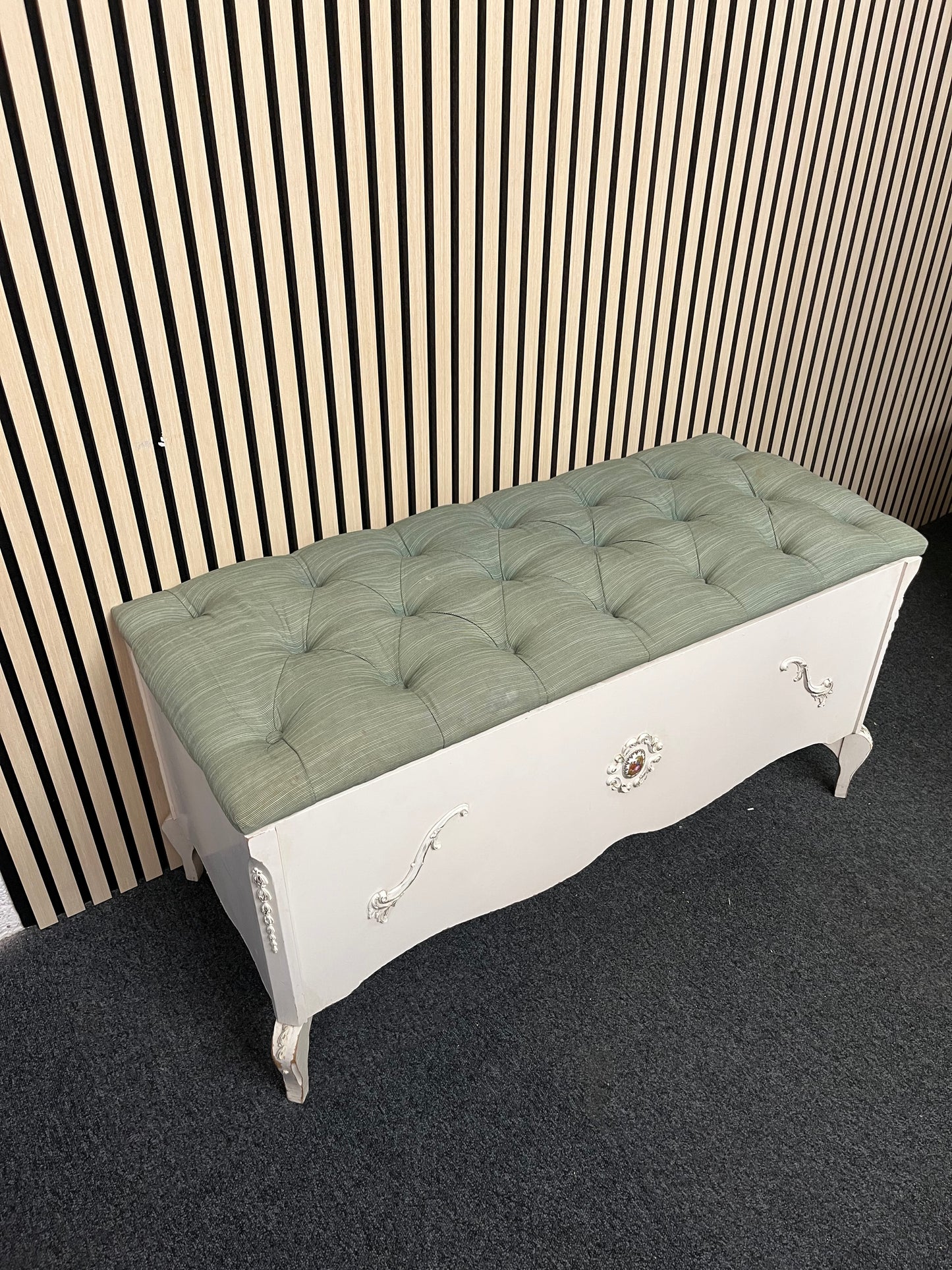 Ornate cream blanket box with button back fabric top 2325