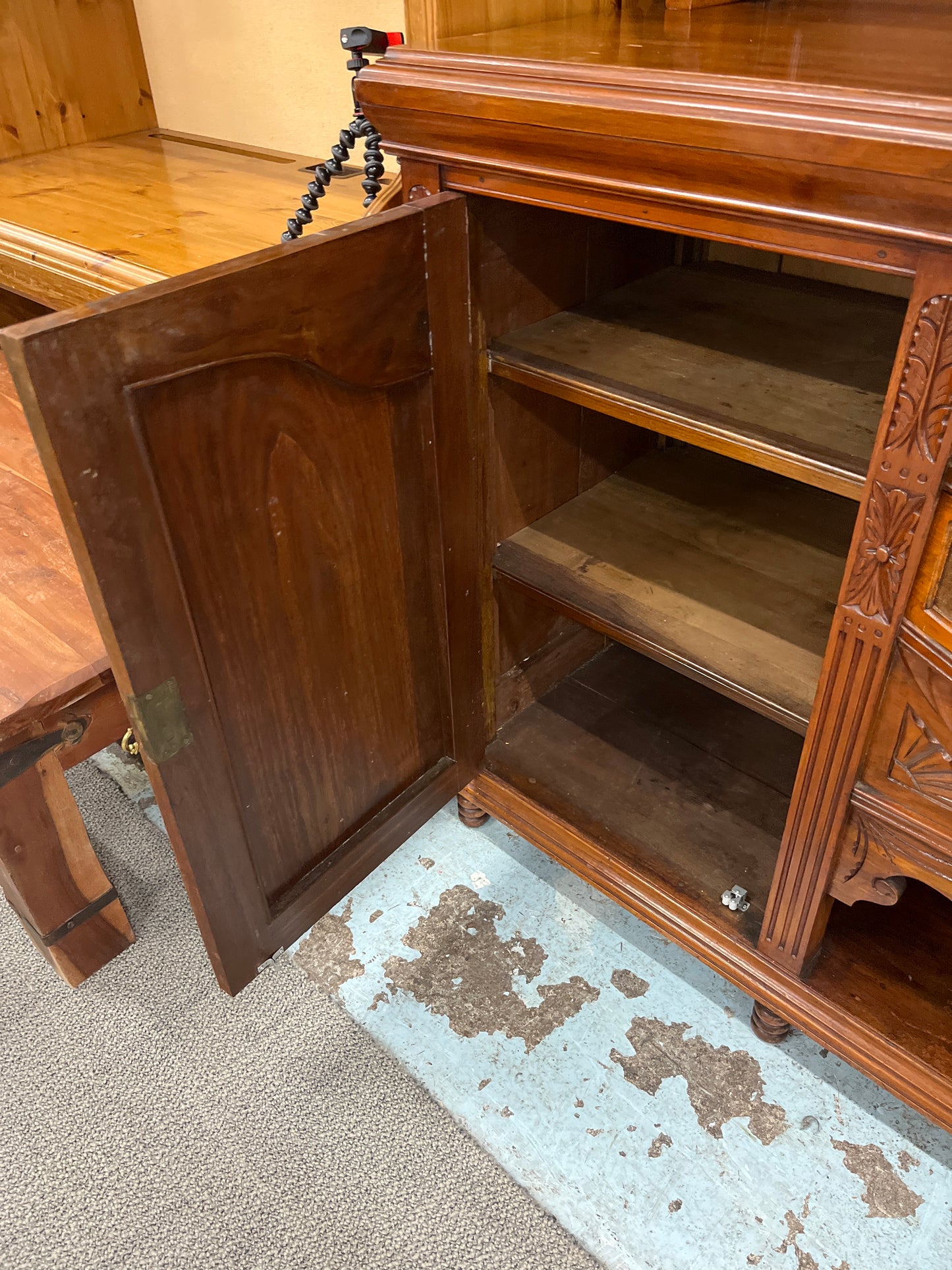 Large antique bow fronted wooden sideboard with intricate carvings and a central mirror display (H 259 x W 183 x D 60 cm) 3126