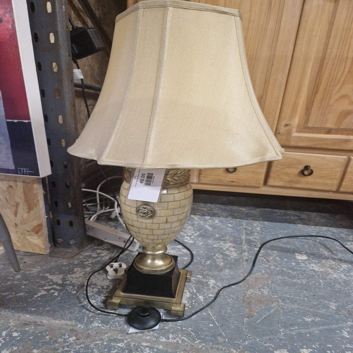 Ornate lamp cw shade