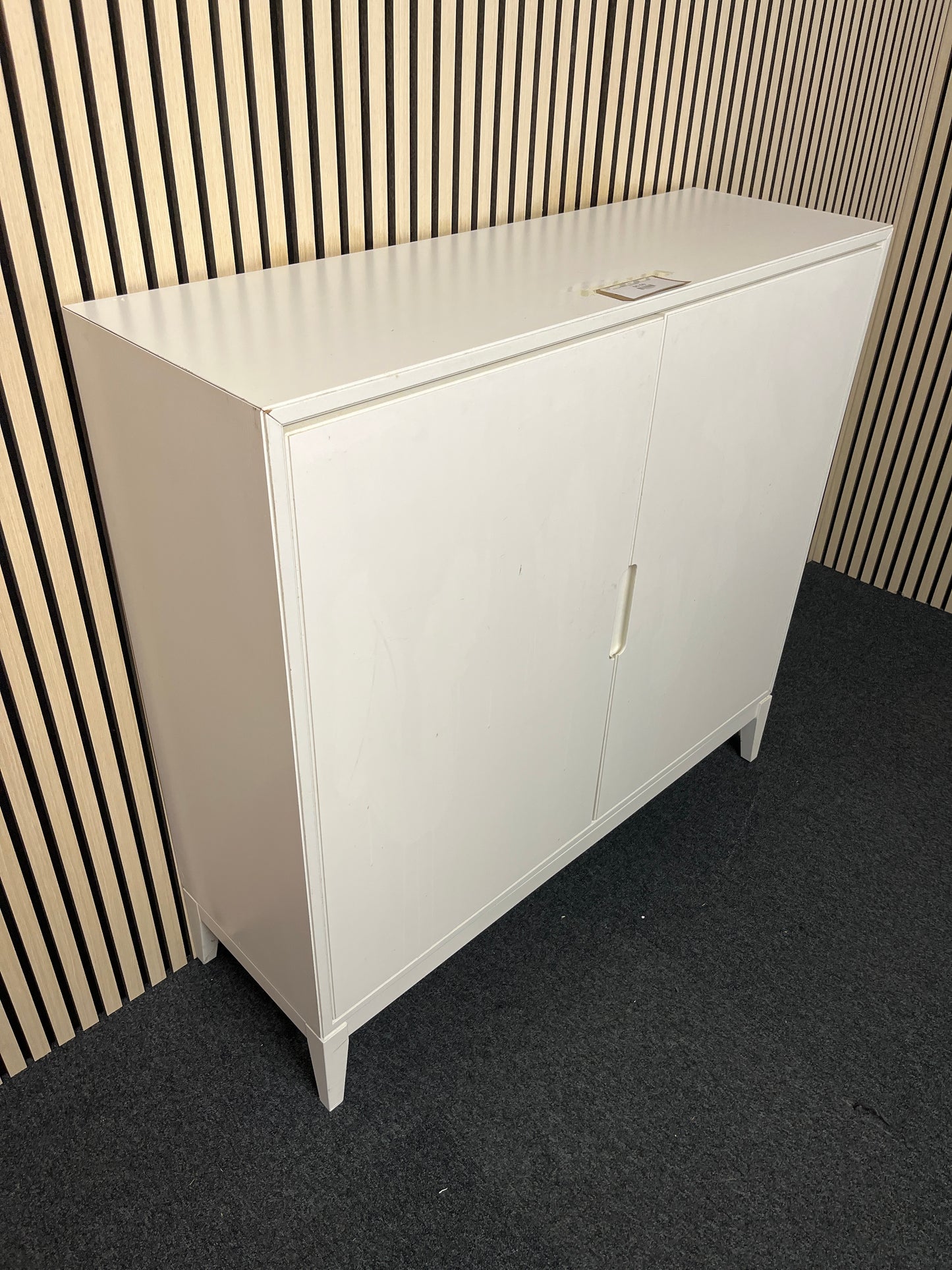 White wood laminate 2 door storage unit (H 112 x W 116 x D 38 cm) 2325