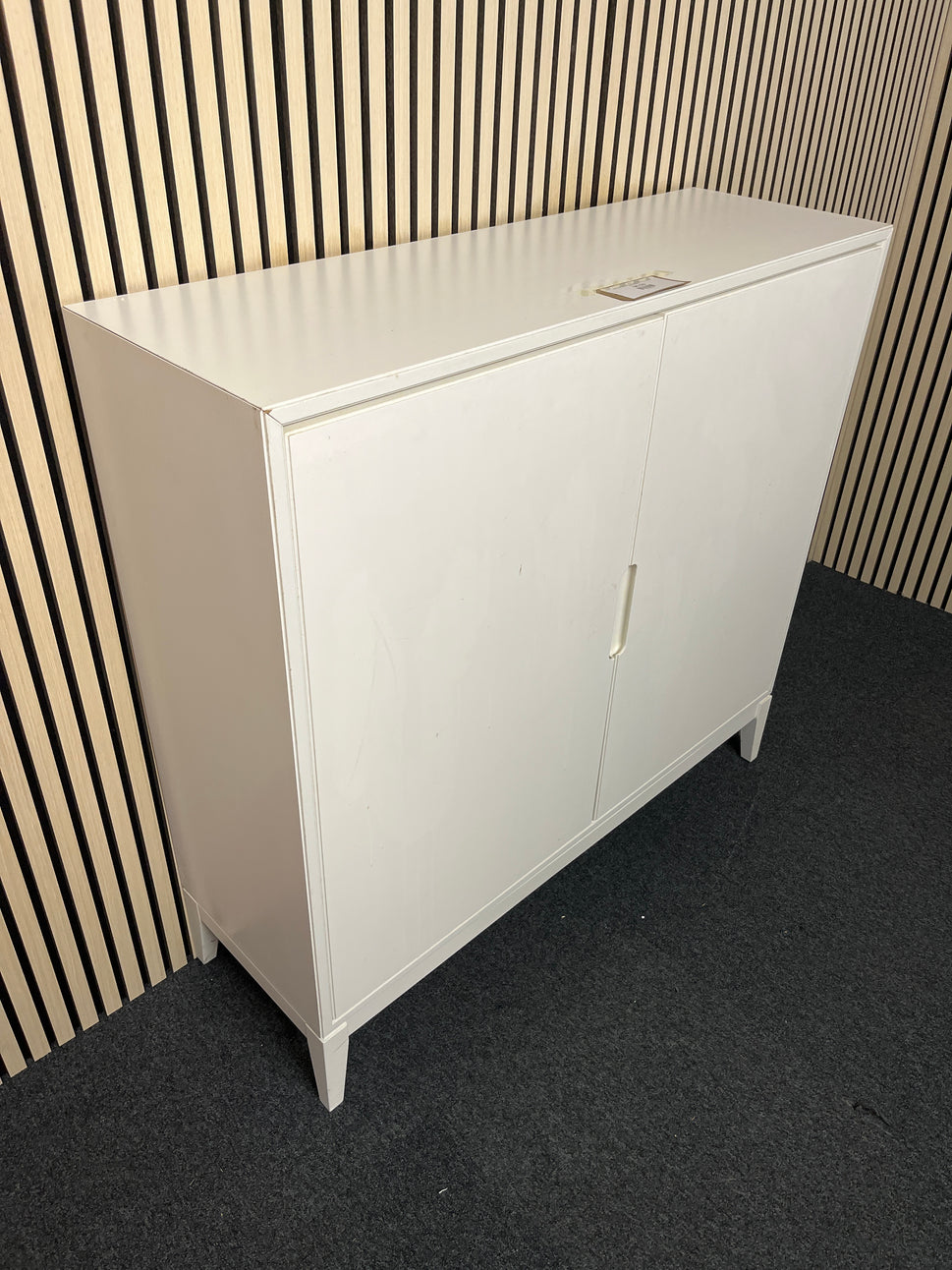 White wood laminate 2 door storage unit (H 112 x W 116 x D 38 cm) 2325