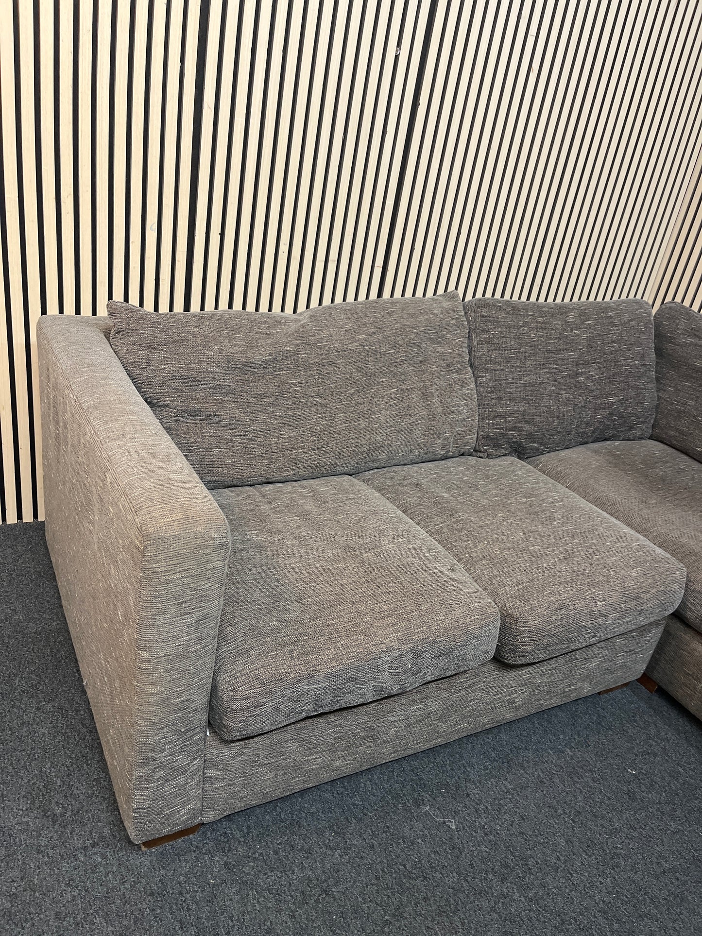 Large grey fabric right hand corner sofa suite  43453