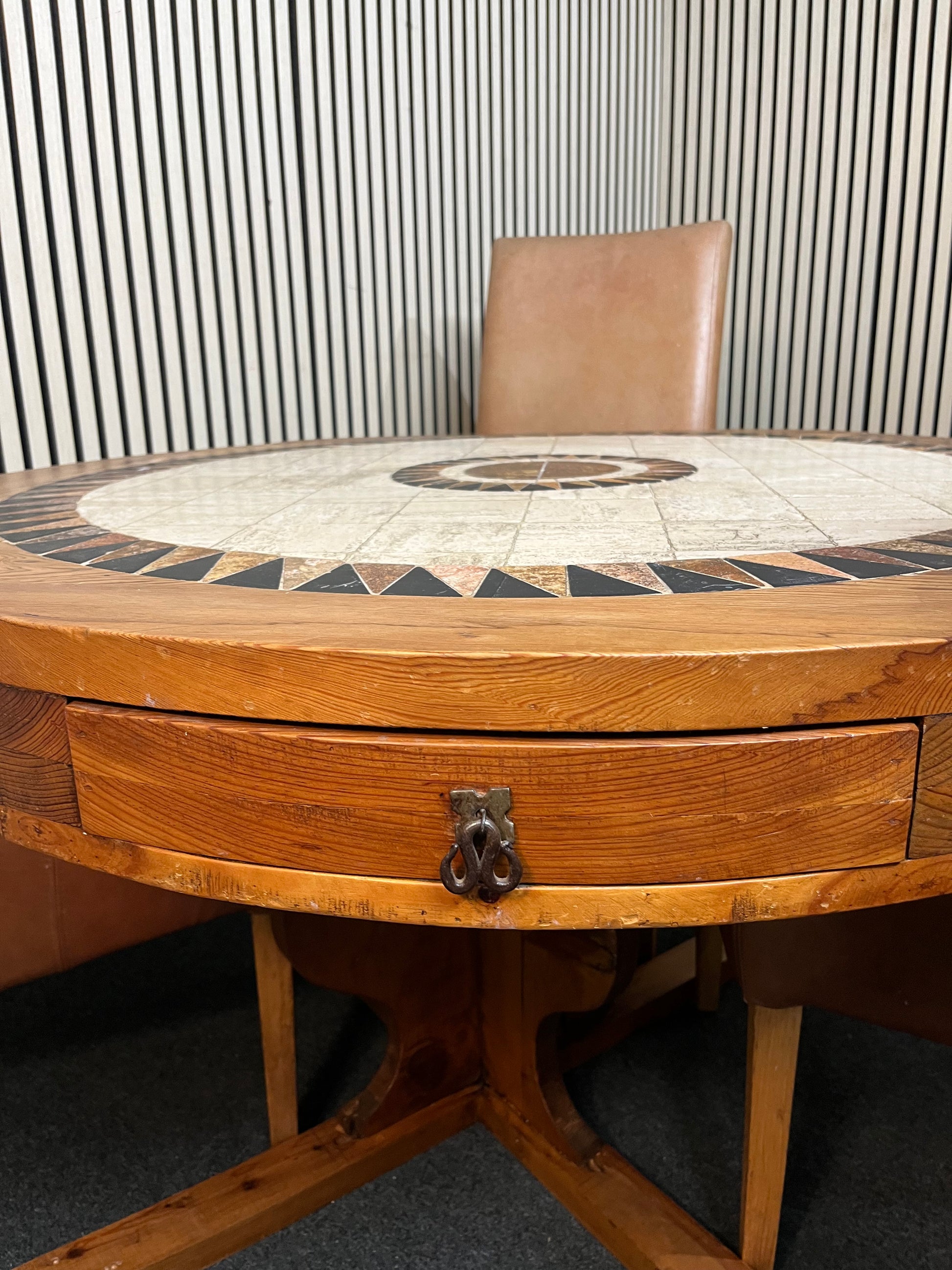 Solid pine and tiled circular table (120 cm diameter), central base with 4 tan leather seats 1425
