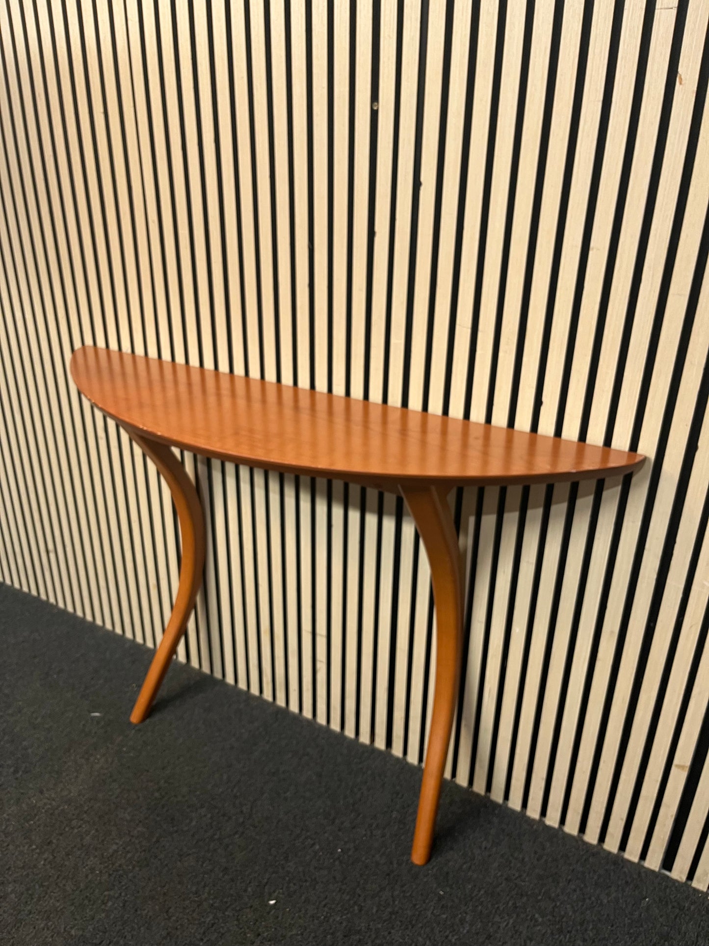 Stained pine 2 legged console table (H 84 x W 125 x D 33 cm) 43764