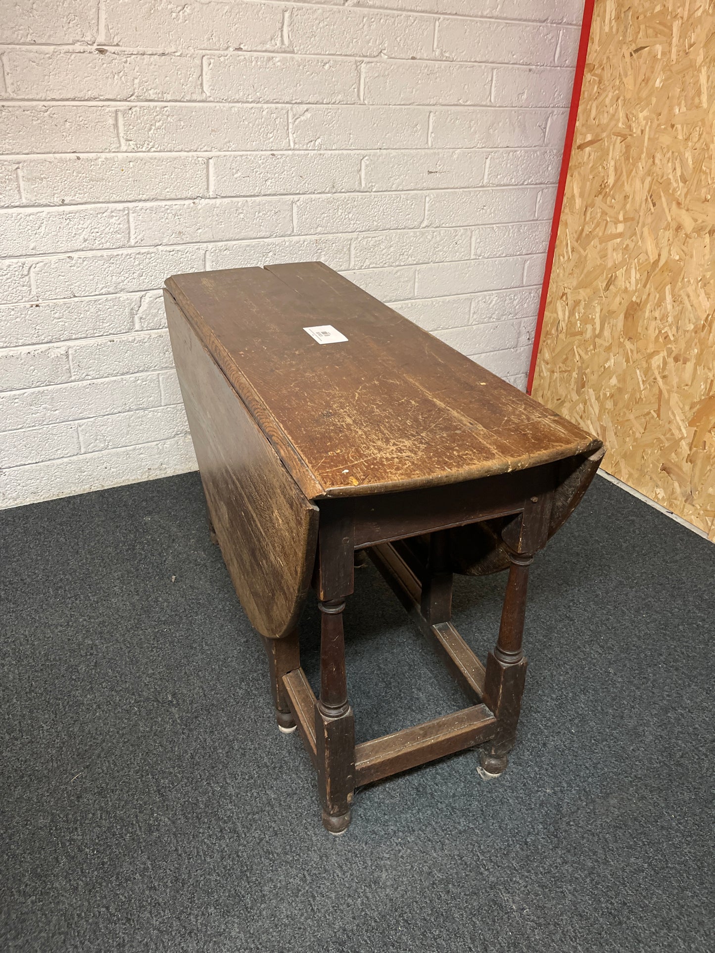 Stained oak drop leaf table (H 70 x W 140 x D 116 cm) 1325