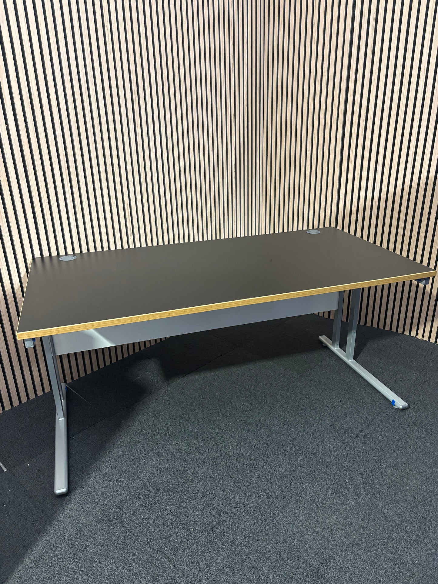 Straight desk 168  (1600mm x 800mm)