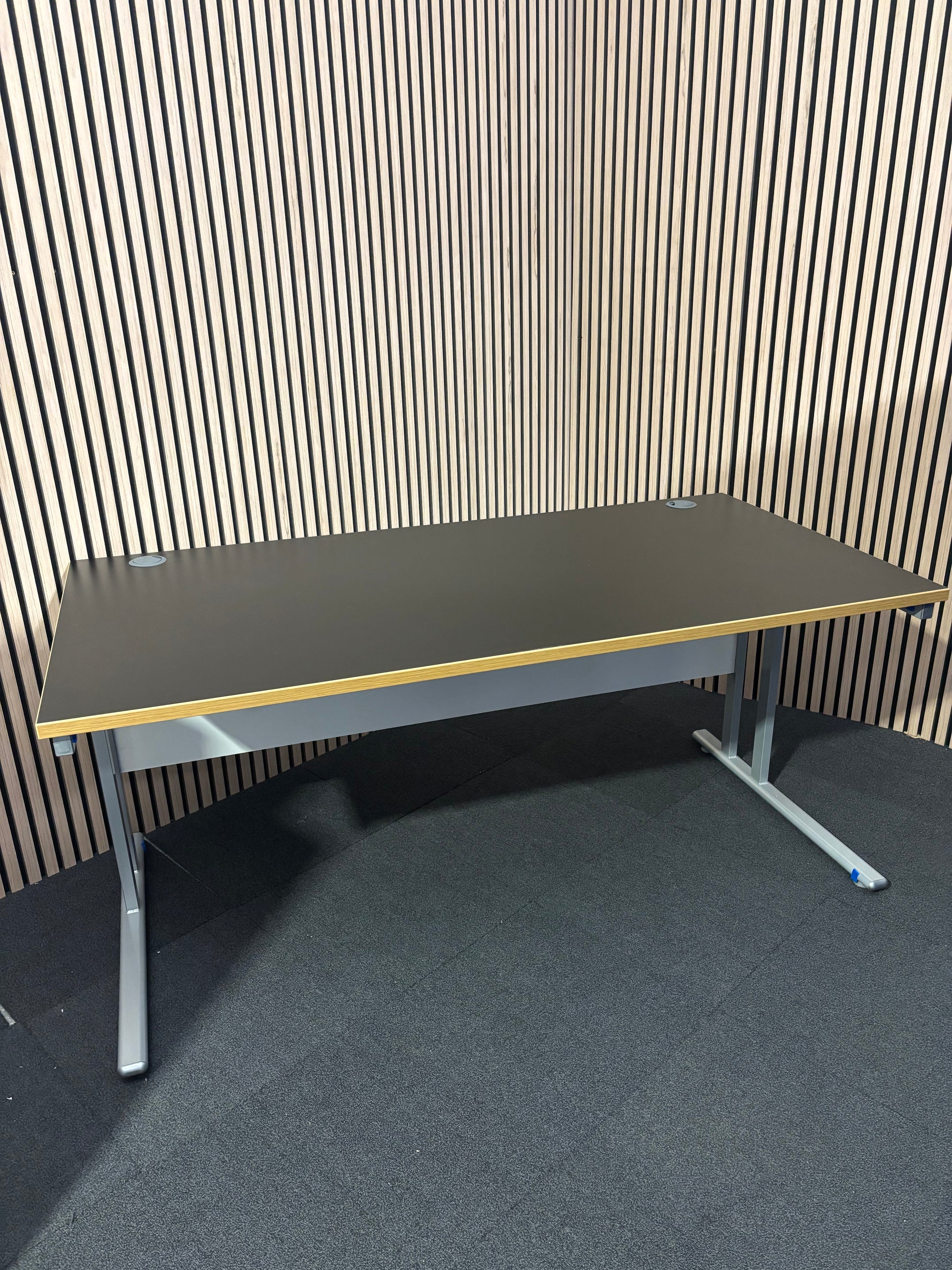 Straight desk 168  (1600mm x 800mm)