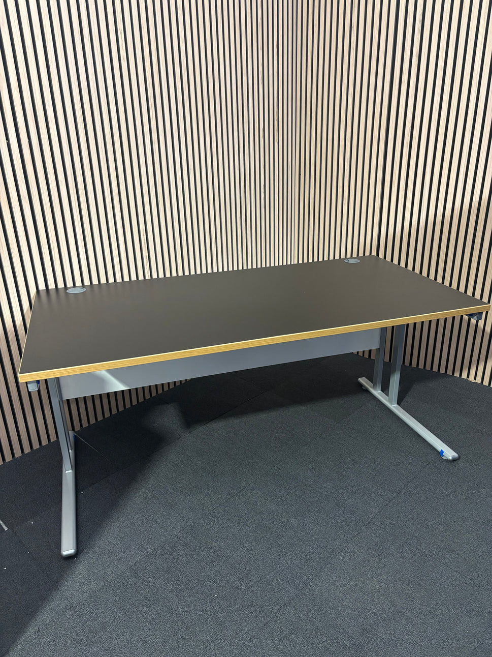 Straight desk 168  (1600mm x 800mm)