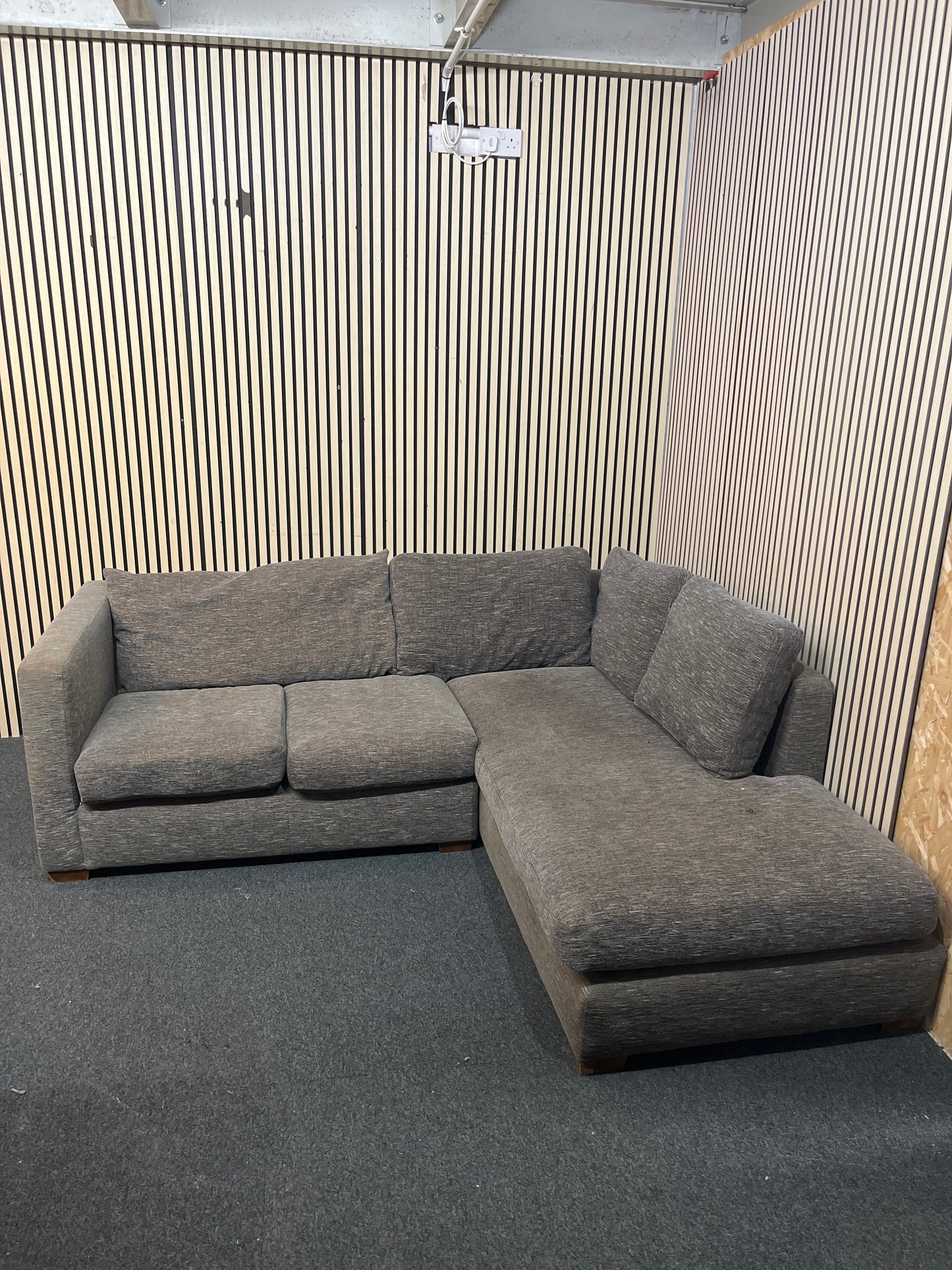 Large grey fabric right hand corner sofa suite  43453