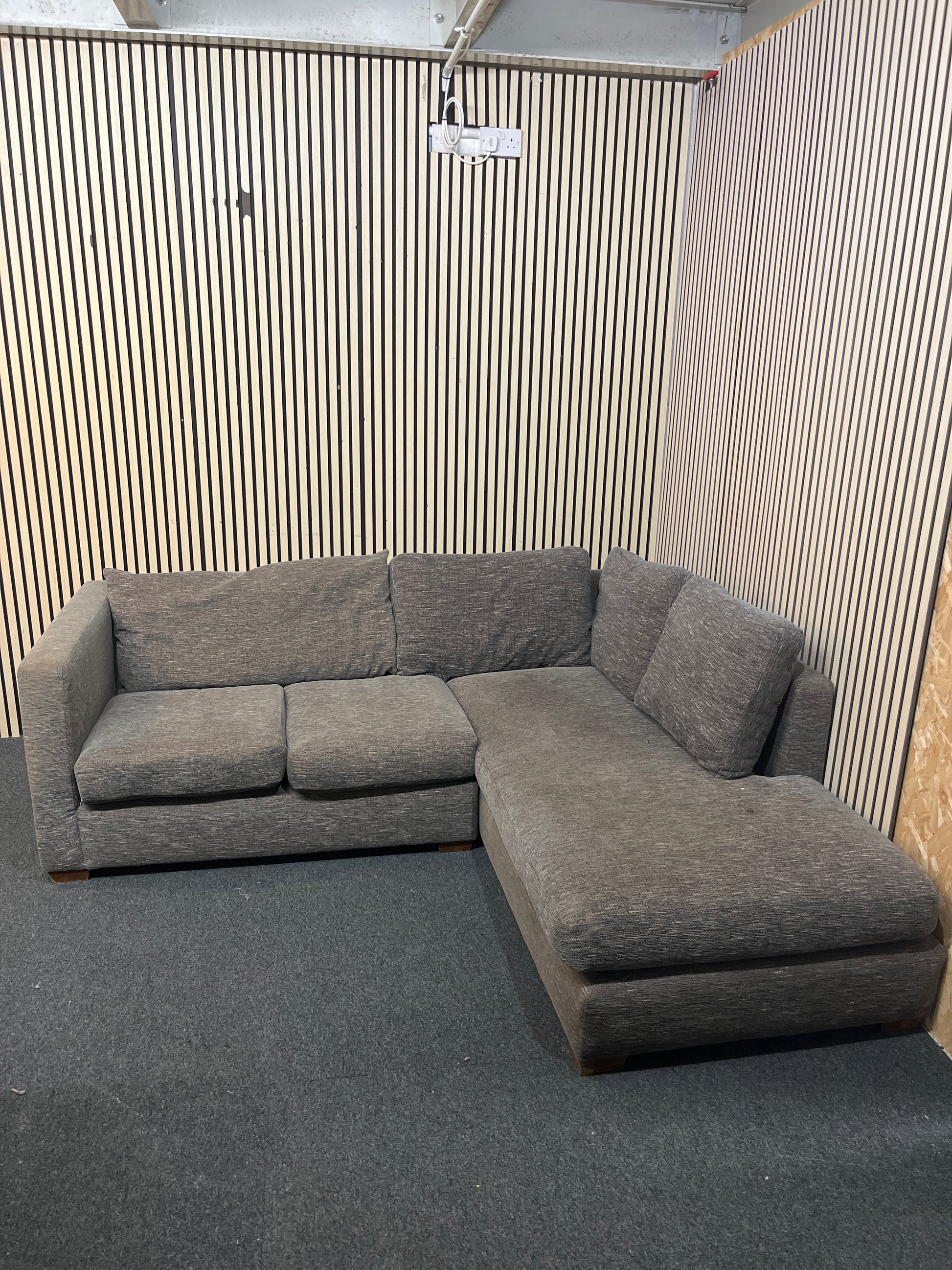 Large grey fabric right hand corner sofa suite  43453