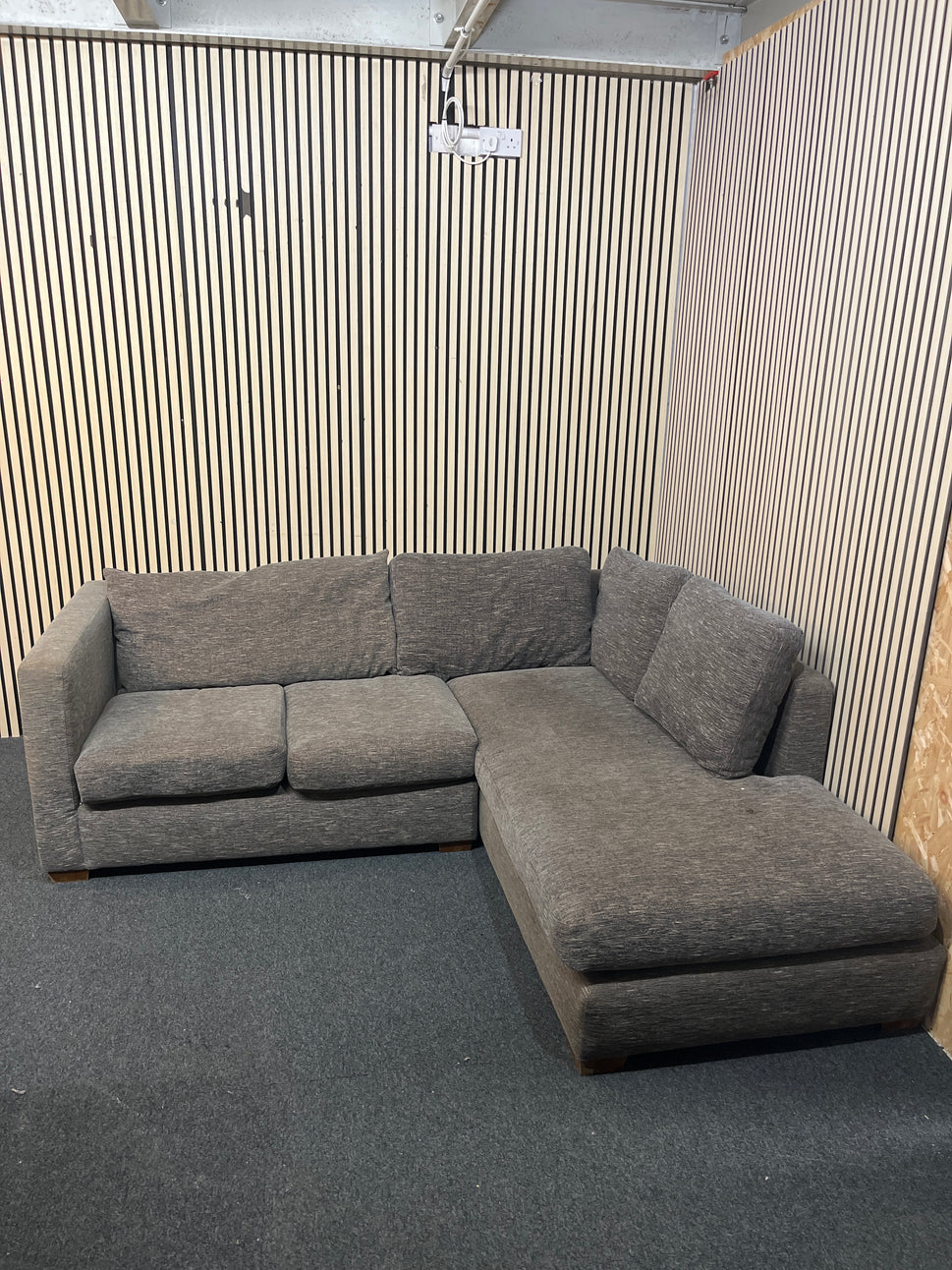 Large grey fabric right hand corner sofa suite  43453