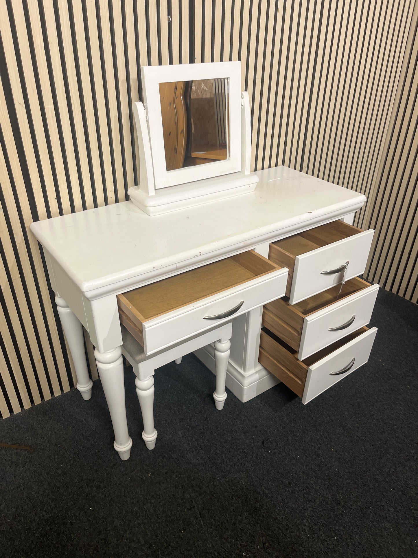 Four-drawer wooden vanity with matching stool and swivel mirror. (H 80 x W 102 x D 45 cm)  44149