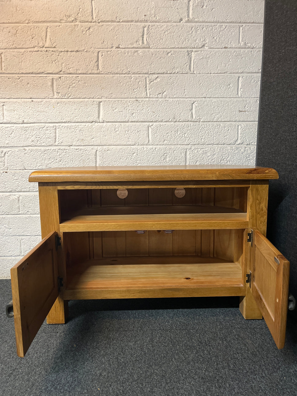 Solid oak low 2 door corner TV unit 2225