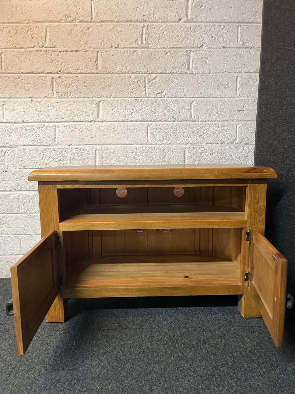 Solid oak low 2 door corner TV unit 2225