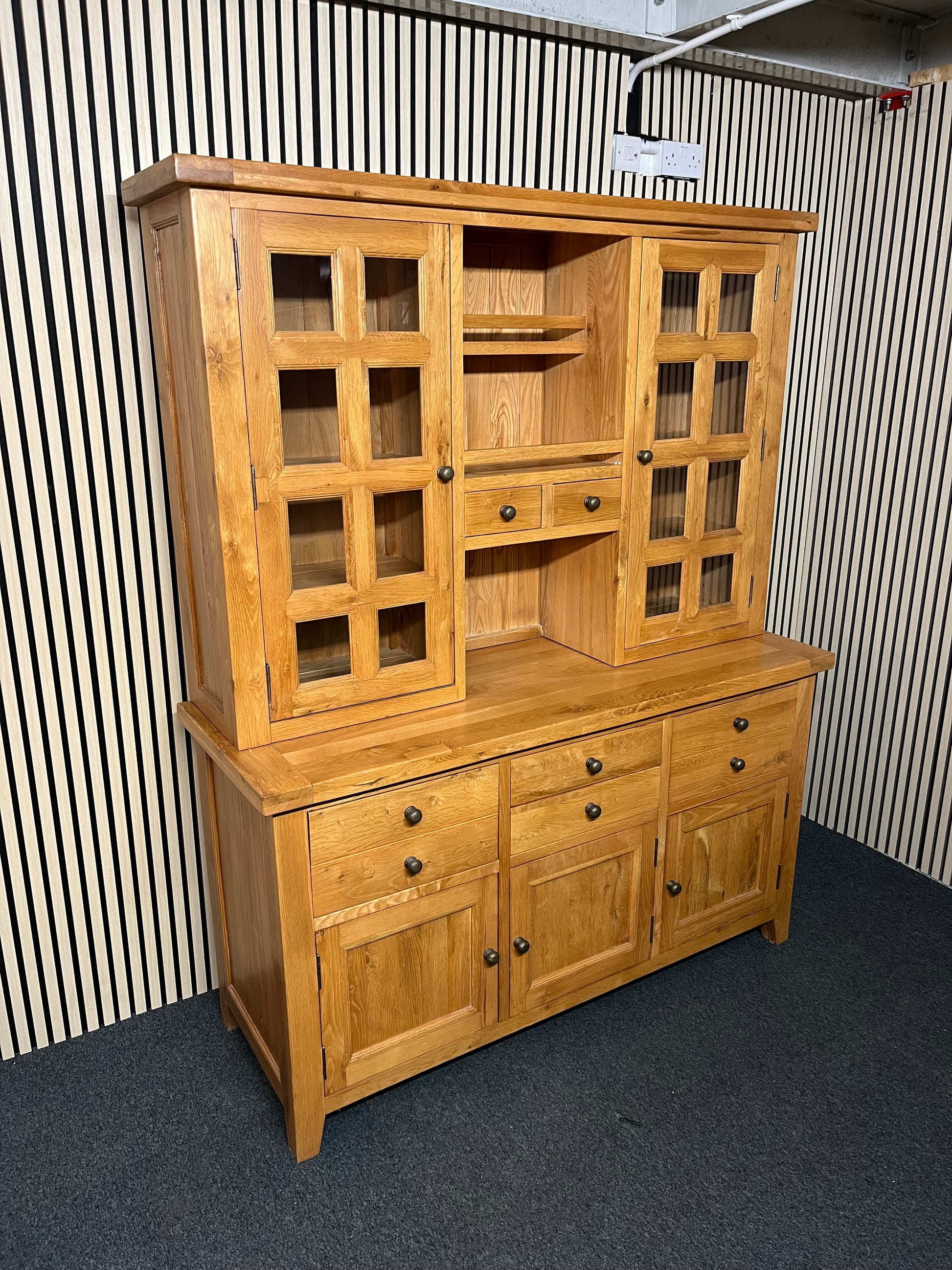 Tall solid oak kitchen dresser with glass doors and drawers, in 2 sections (H 200 x W 160 x D 60 cm) 2325