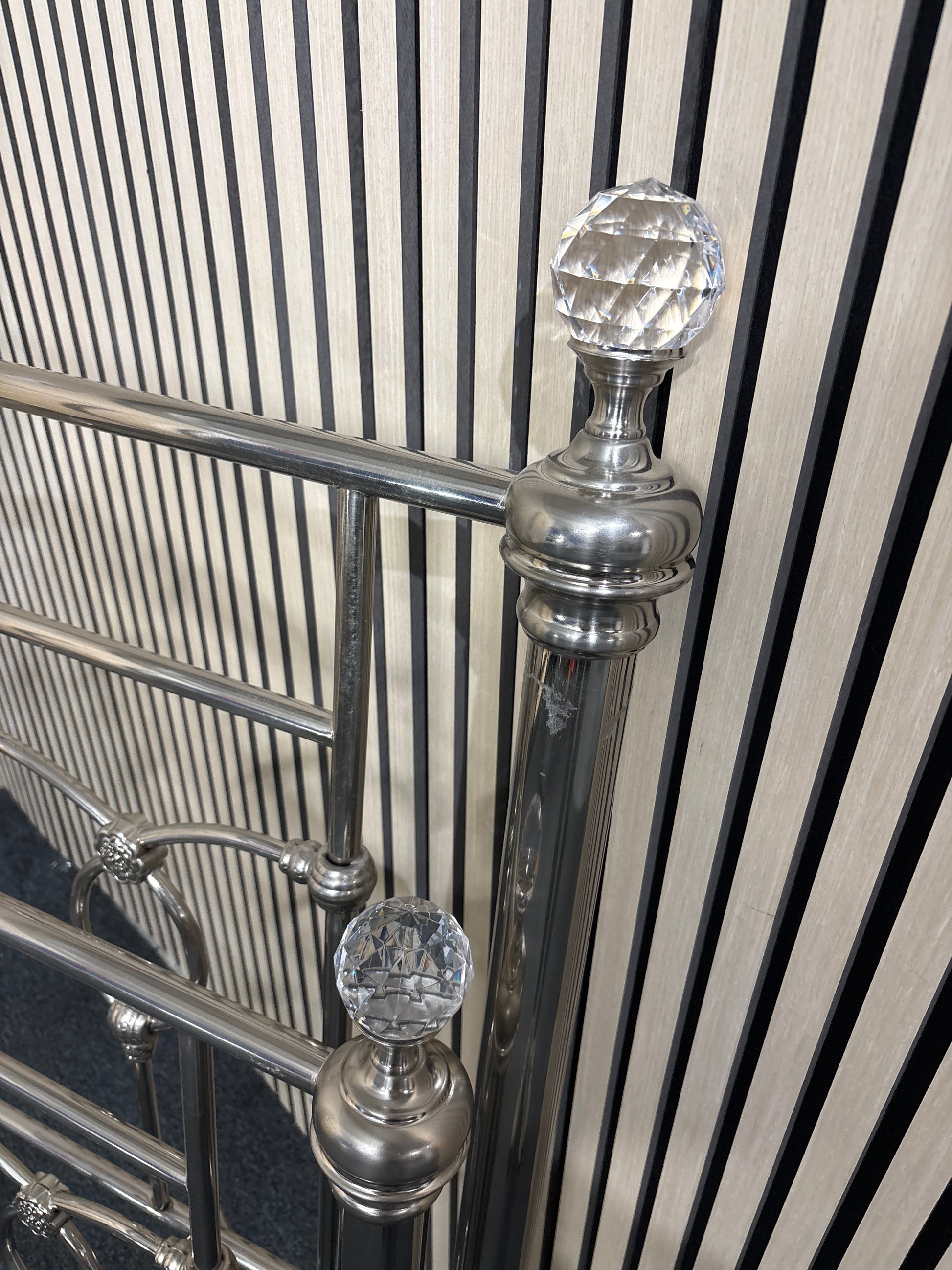 4ft 6 metal framed bed with glass baubles 3325