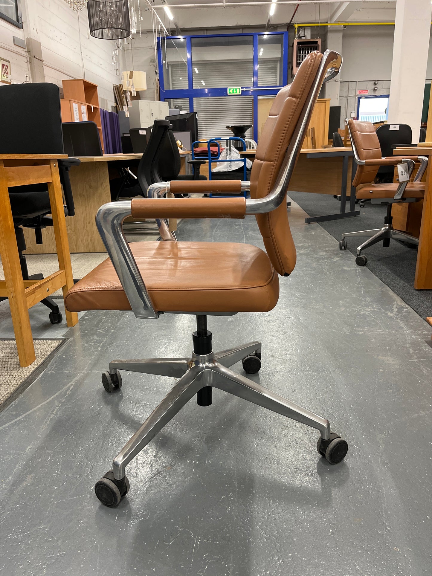 Sedus Open Up Modern Classic hand made office swivel chair MEDIUM Back swivel with polished metal base and arms, REAL TAN leather
