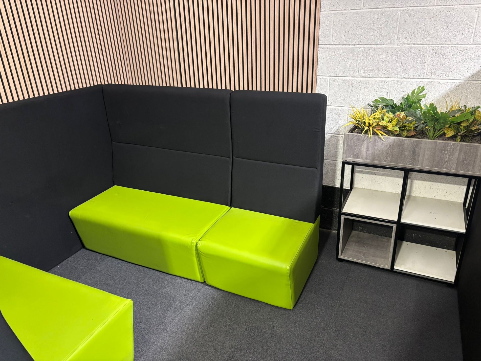 Ziggy large high back green and black modular soft seating with table