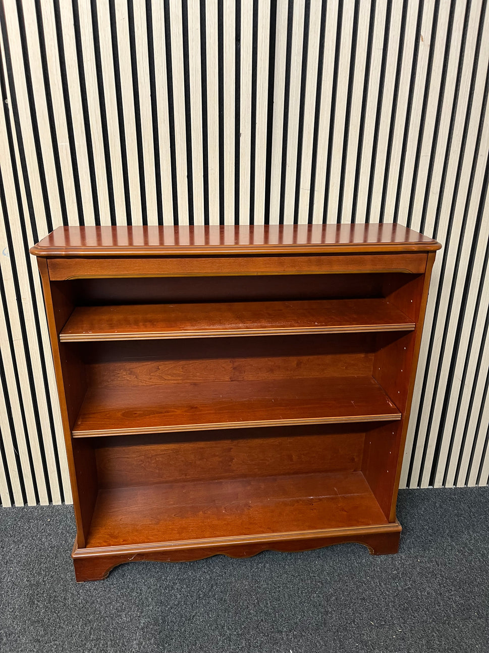 Low mahogany bookcase (H 93 x W 90 x D 26 cm) 1126