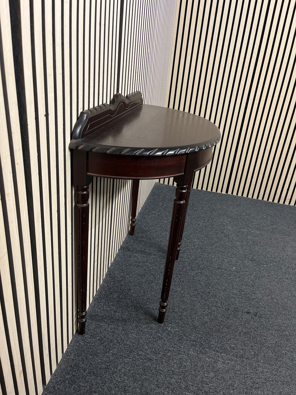 Mahogany ornate half moon hall table with upstand (H 84 x W 79 x D 40 cm) 43444
