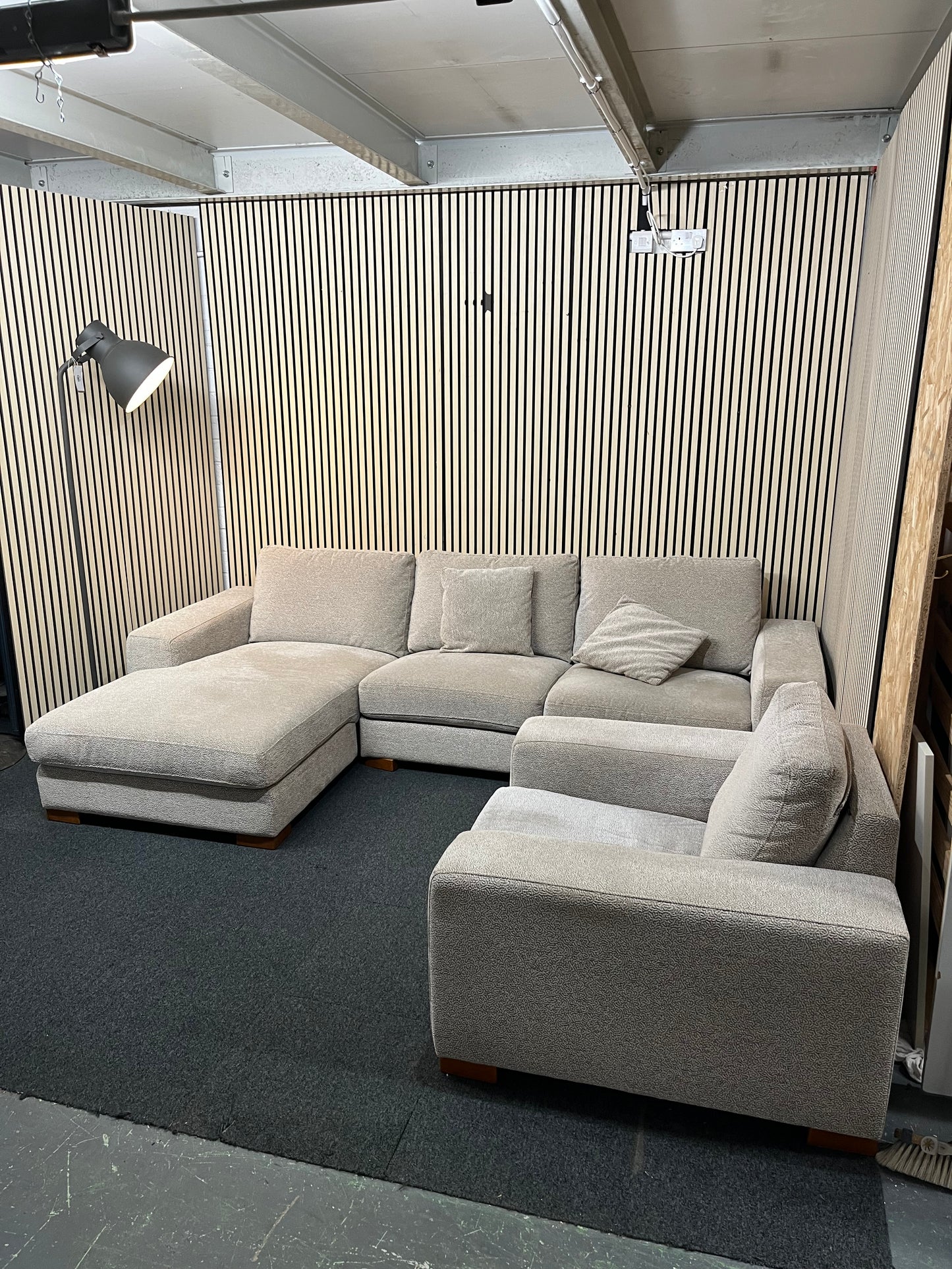 Large right hand light cream fabric corner sofa suite with matching armchair (Width 290 cm, depth 170cm and 100 cm) 1126