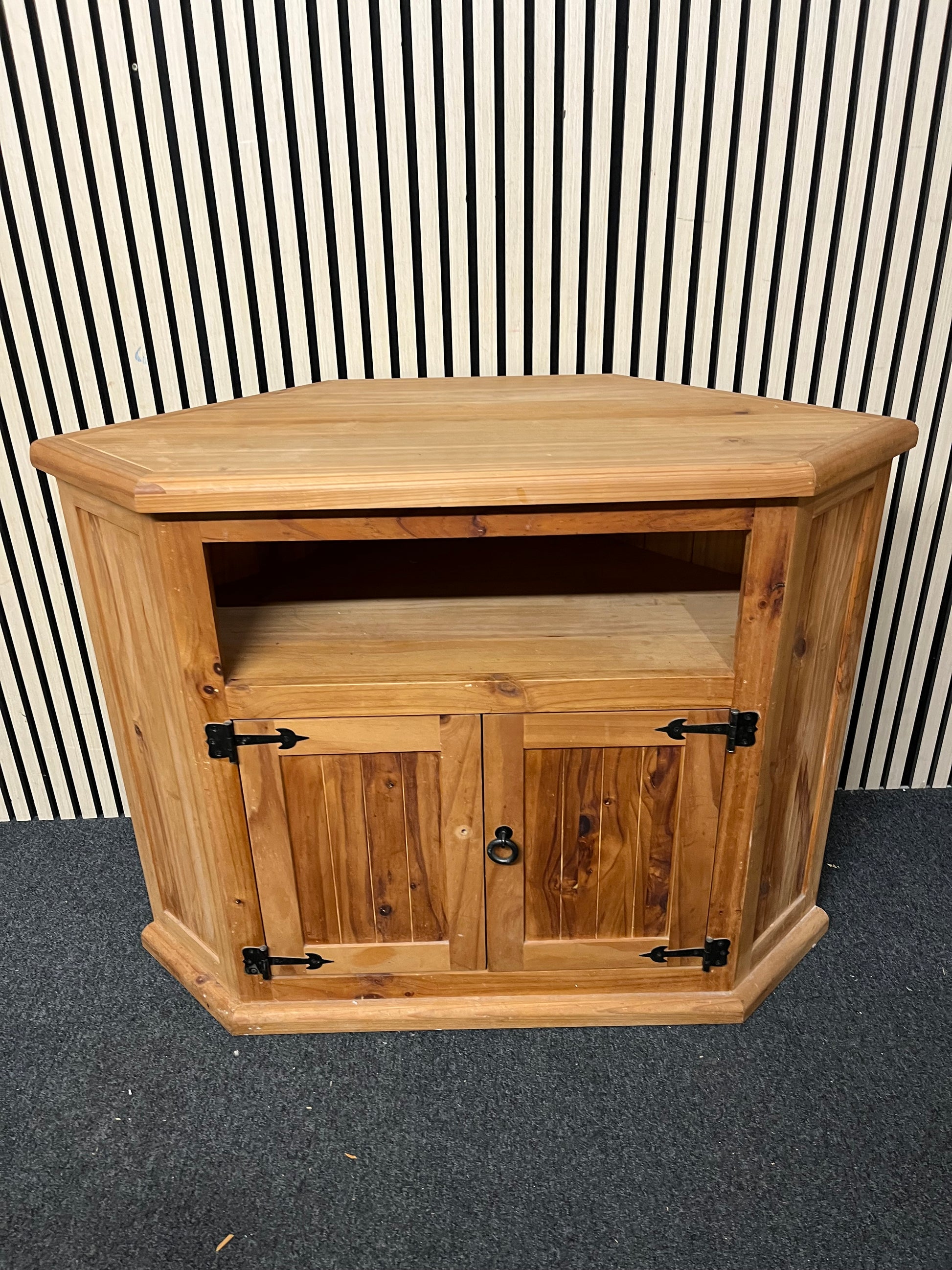 Low natural solid pine corner TV unit (H 81 x W 106 x D 50 cm) 2425