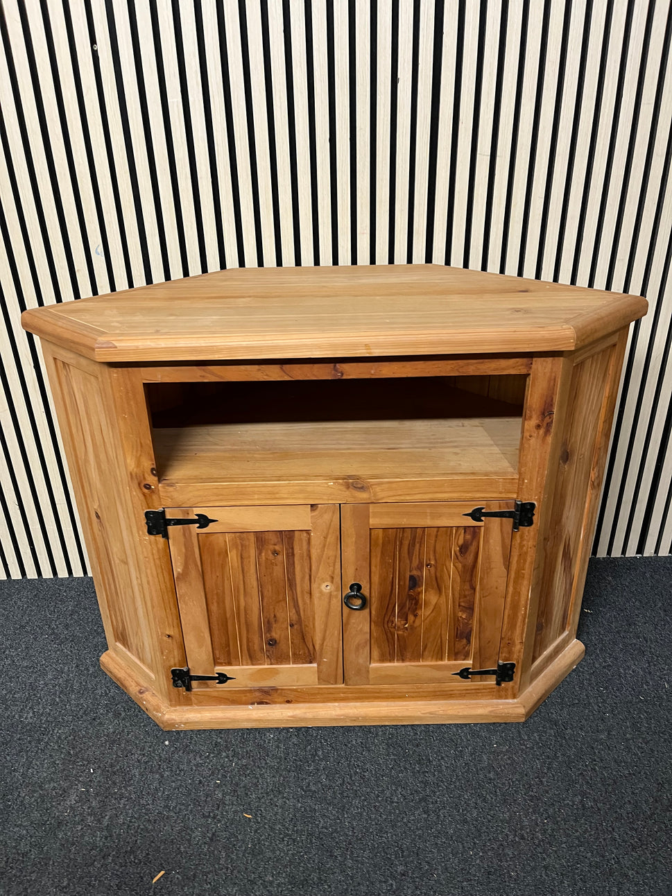 Low natural solid pine corner TV unit (H 81 x W 106 x D 50 cm) 2425