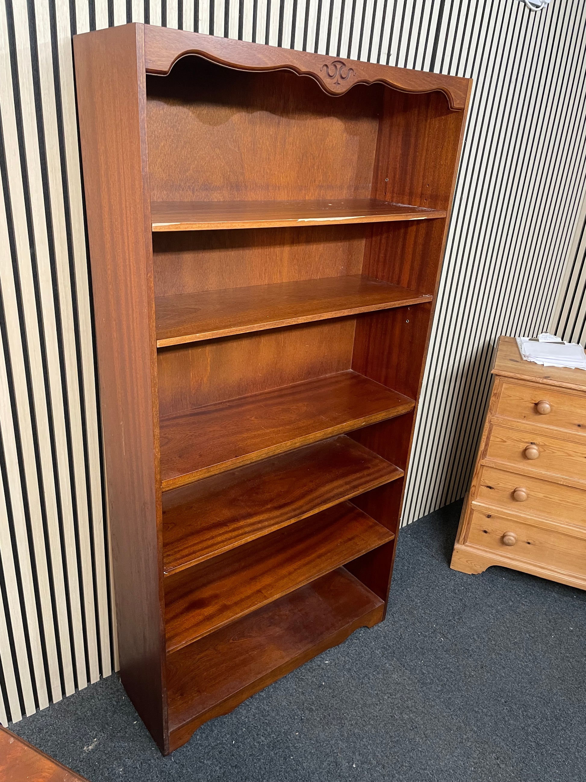 Tall rossmore mahogany open bookcase with ornate detail and adjustable shelves (H 183 x W 92 x D 31 cm) 2425