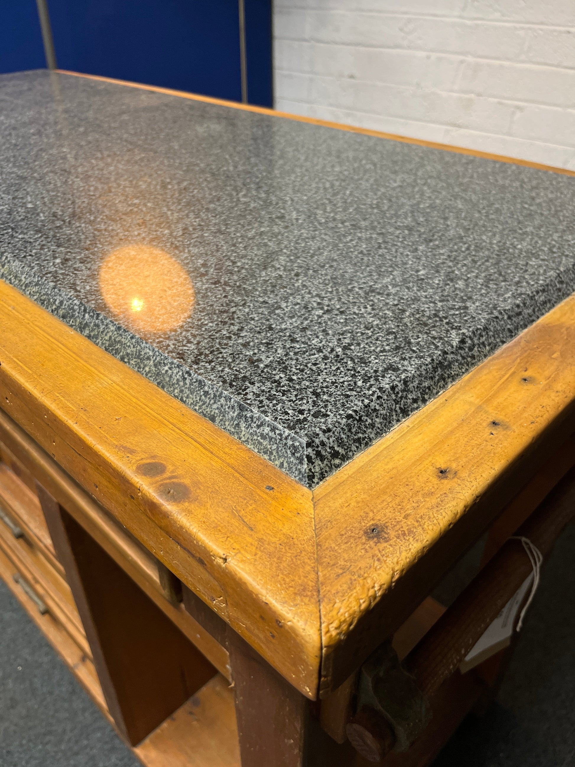 Solid pine,  green granite top kitchen island unit with drawers and shelves (H 91 x W 135 x D 62 cm) 2225