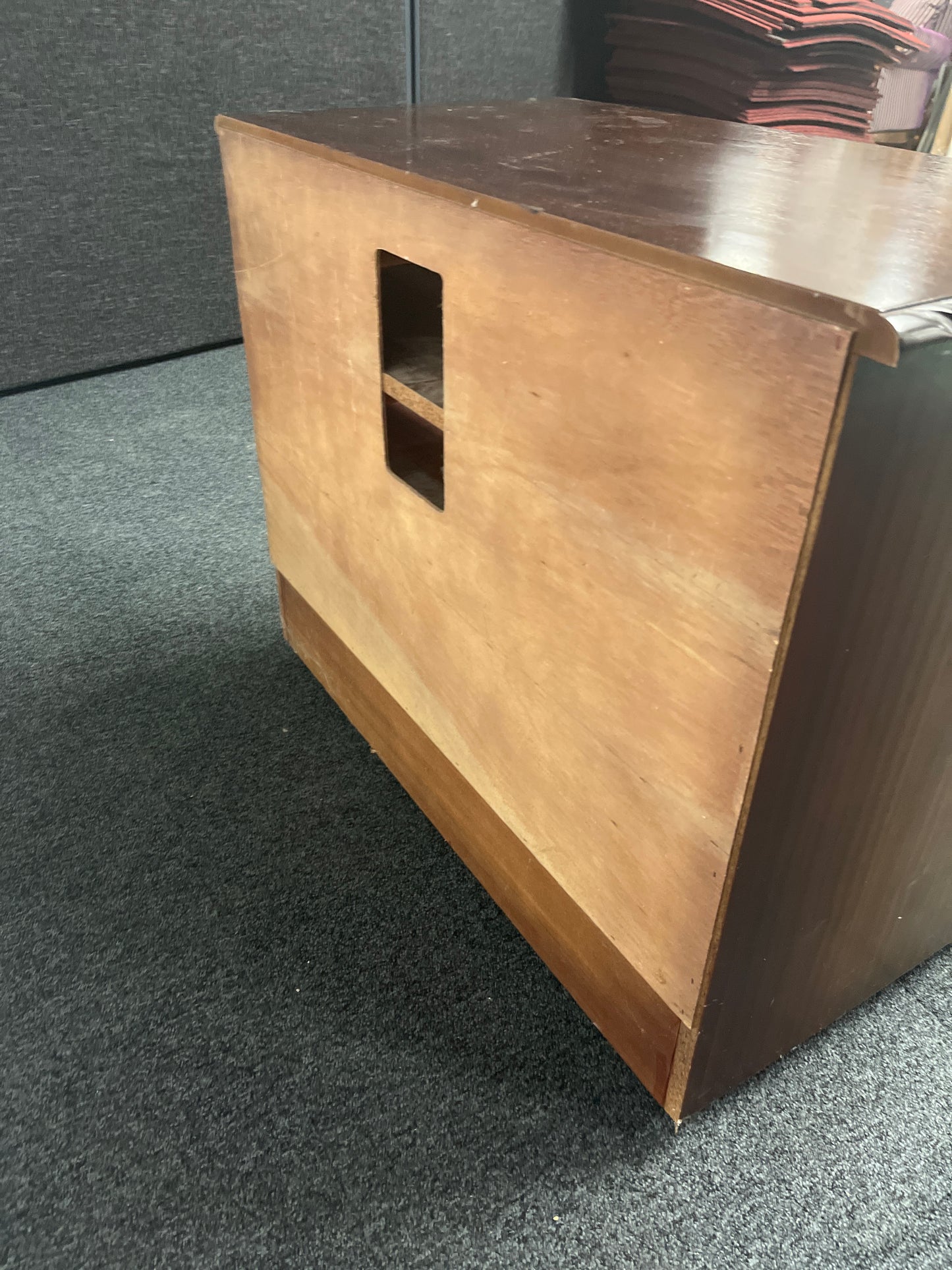 Mahogany tv unit with glass doors and drawer (H 630 x W 800 x D 450 mm) 3125