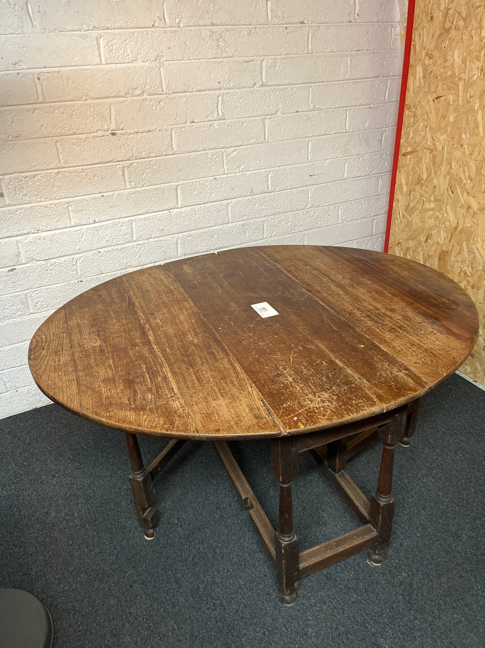 Stained oak drop leaf table (H 70 x W 140 x D 116 cm) 1325