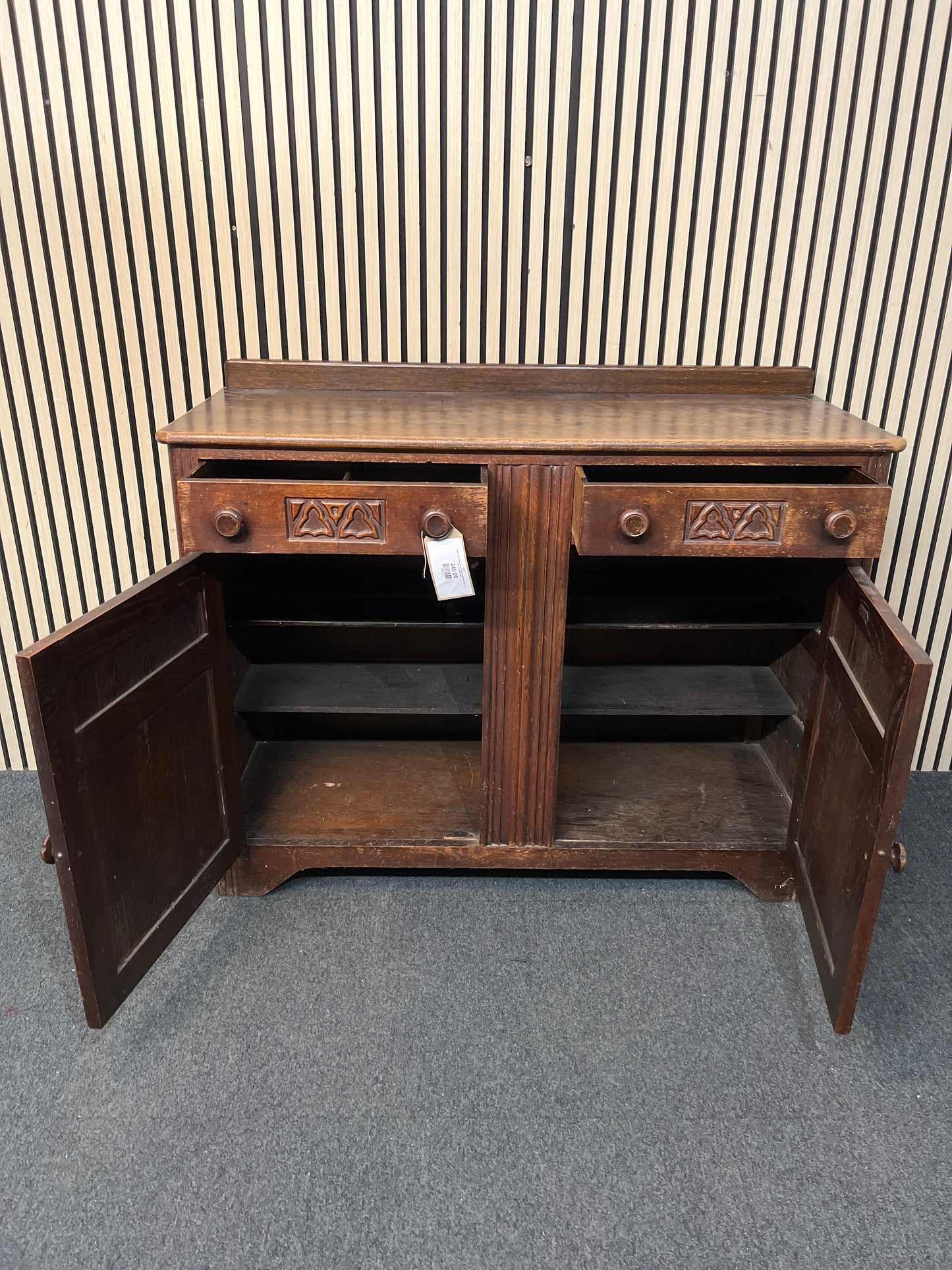 English oak ornate 2 door 2 drawer sideboard (H 97 x W 120 x D 48 cm) 3126