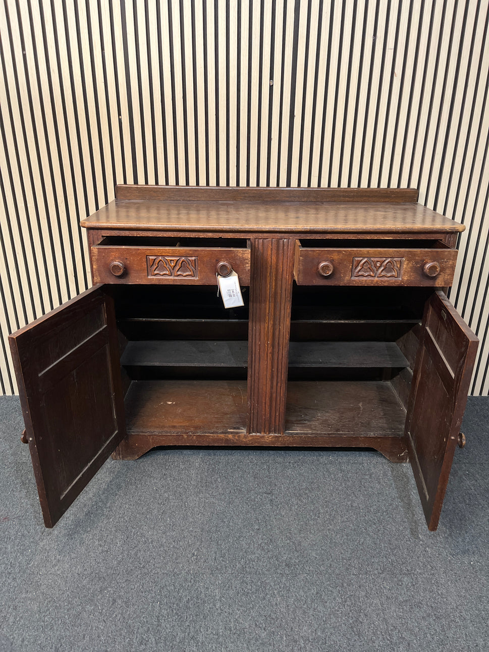 English oak ornate 2 door 2 drawer sideboard (H 97 x W 120 x D 48 cm) 3126