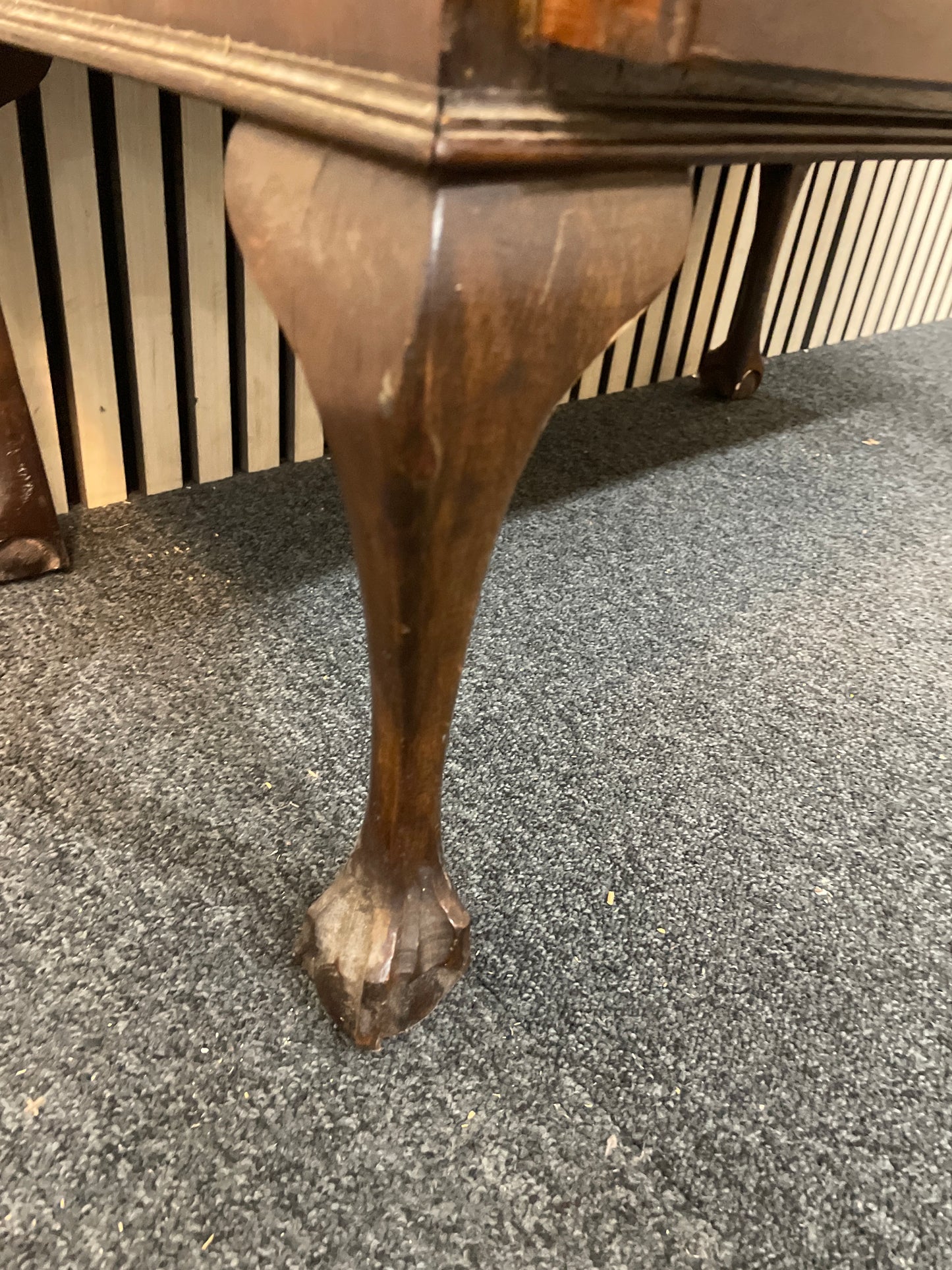 Mahogany ornate writing bureau with 3 drawers (H 98 x W 74 x D 41 cm) 2425