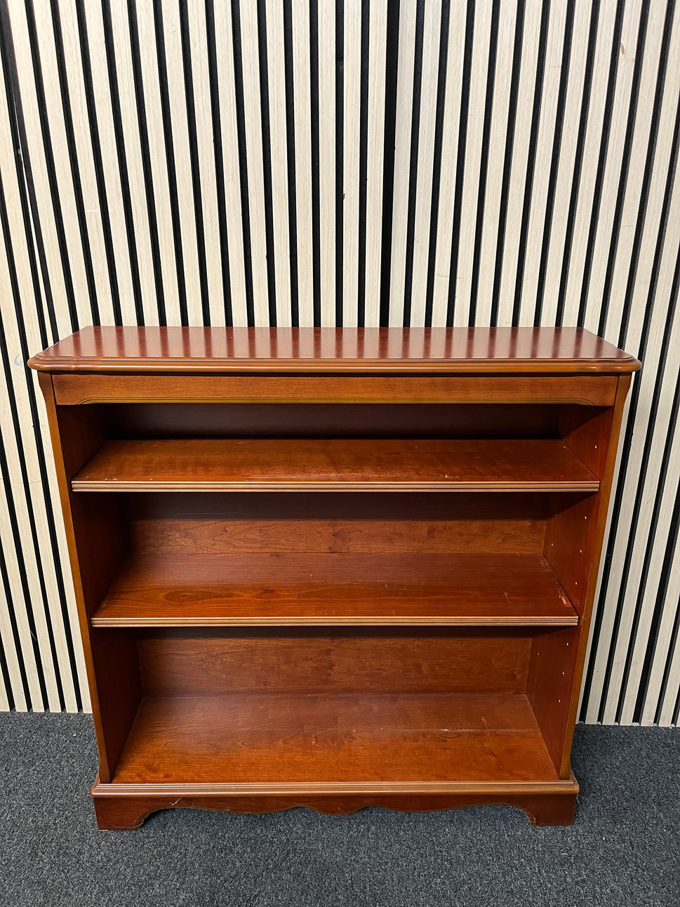 Low mahogany bookcase (H 93 x W 90 x D 26 cm) 1126