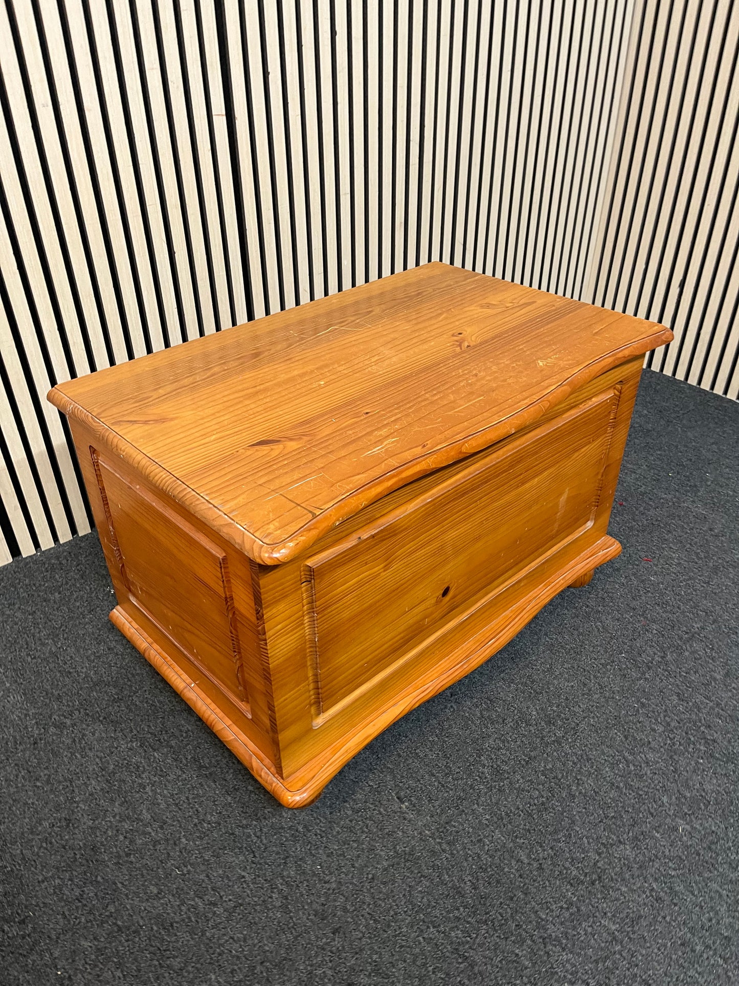 Natural pine top open blanket box (H 52 x W 83 x D 53 cm) 3126
