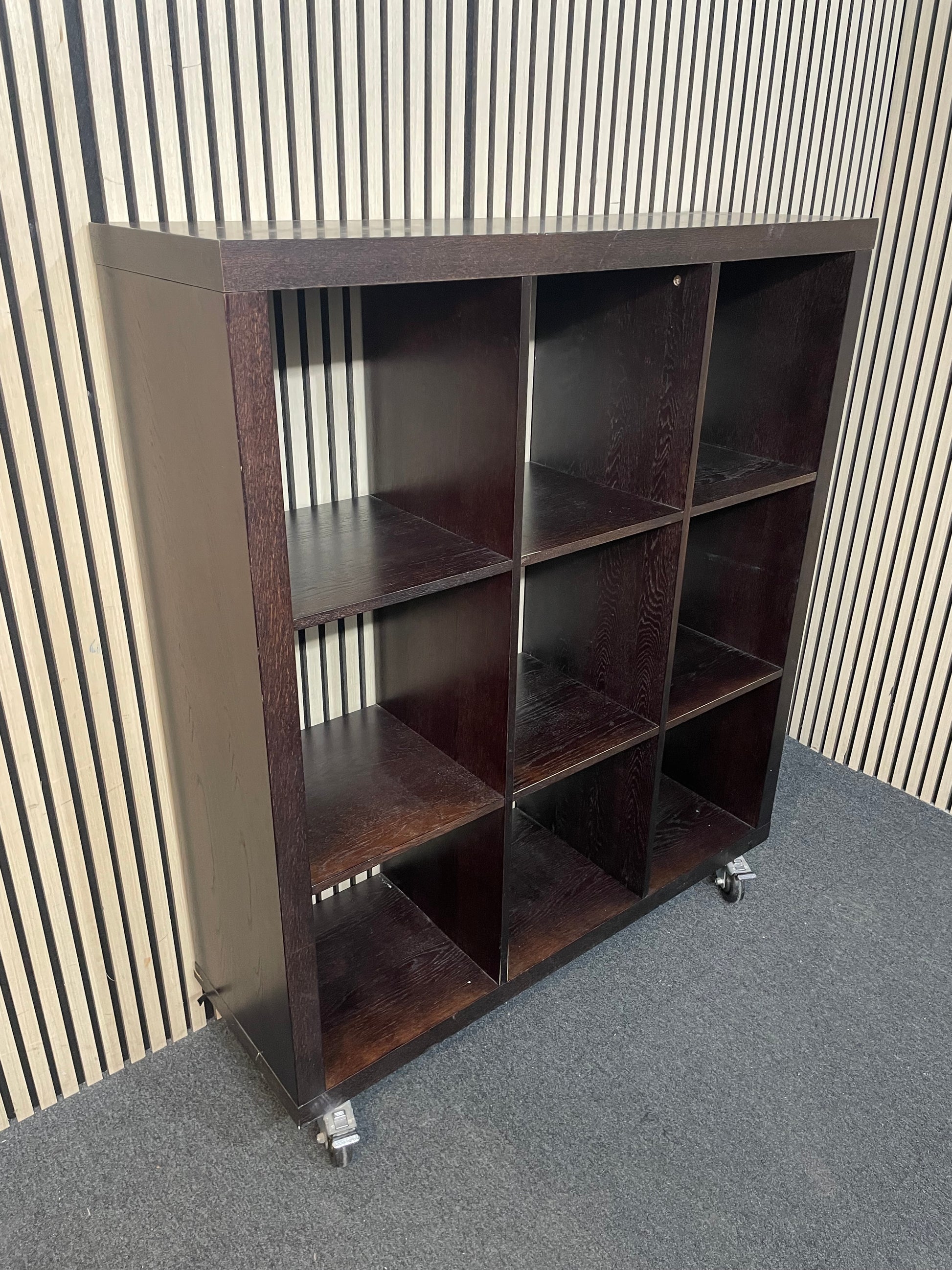 Tall dark wood stained open section bookcase on castors (H 144 x W 120 x D 39 cm) 3126